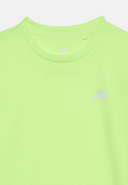 Camiseta deportiva New Balance de manga corta y cuello redondo en verde claro con el logo de la marca en blanco en el pecho izquierdo.