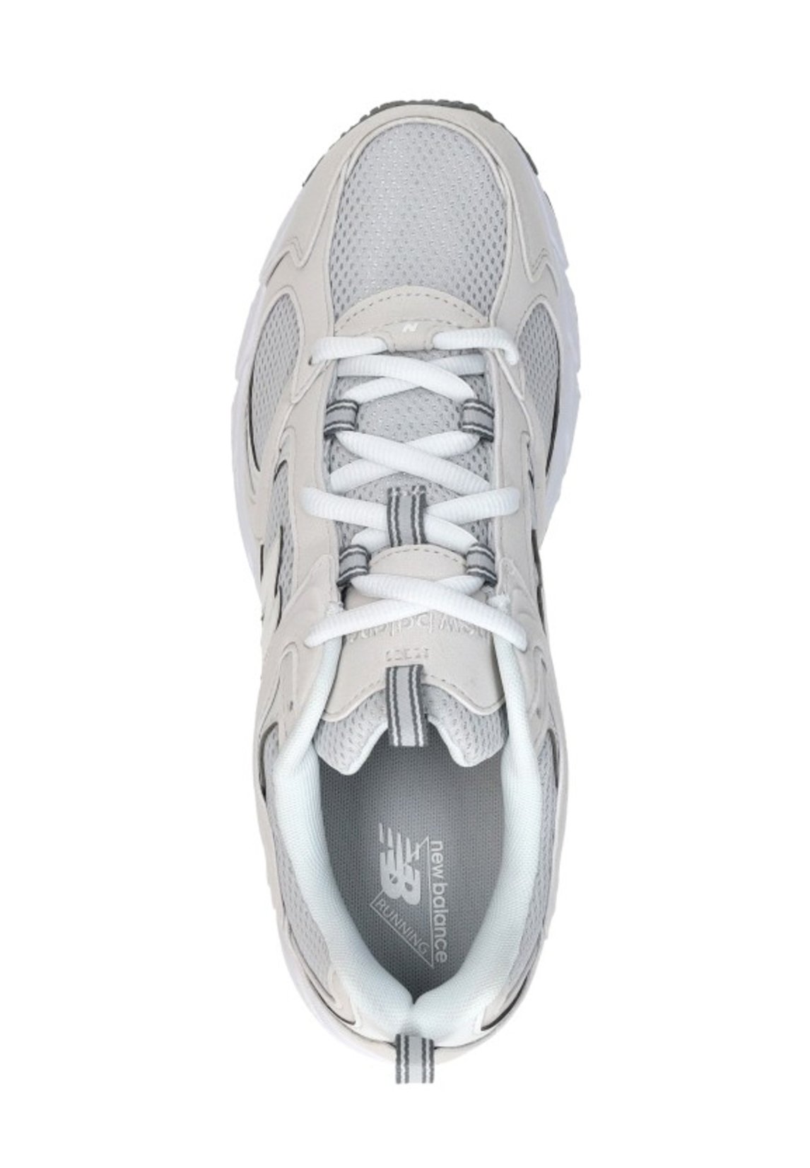 Zapatilla de running New Balance color gris claro con cordones blancos, parte superior de malla y cuello acolchado, vista desde arriba.