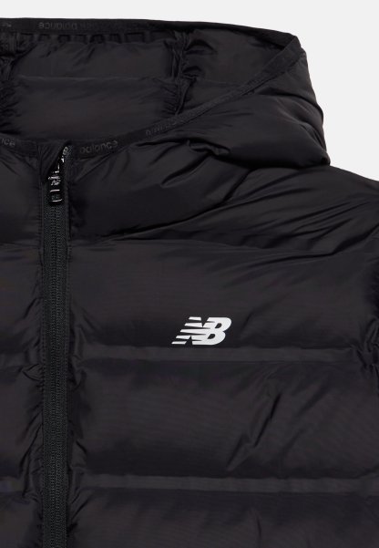 Chaqueta acolchada negra con cremallera frontal y capucha, con un logotipo blanco de New Balance en el pecho izquierdo.