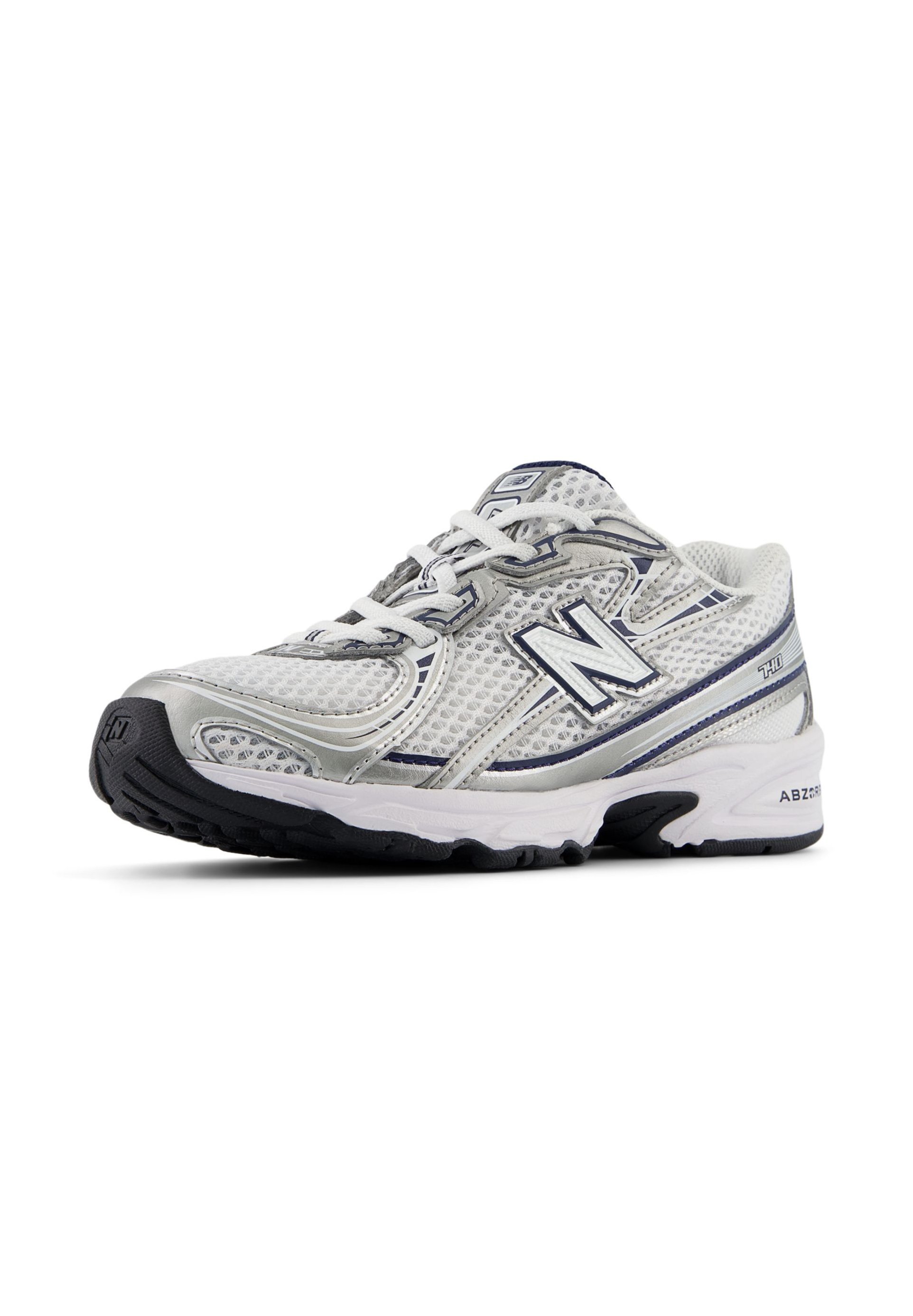 Zapatilla de running con parte superior de malla en plata y blanco, con detalles en negro, diseño con cordones, suela acolchada y banda de rodadura texturizada.