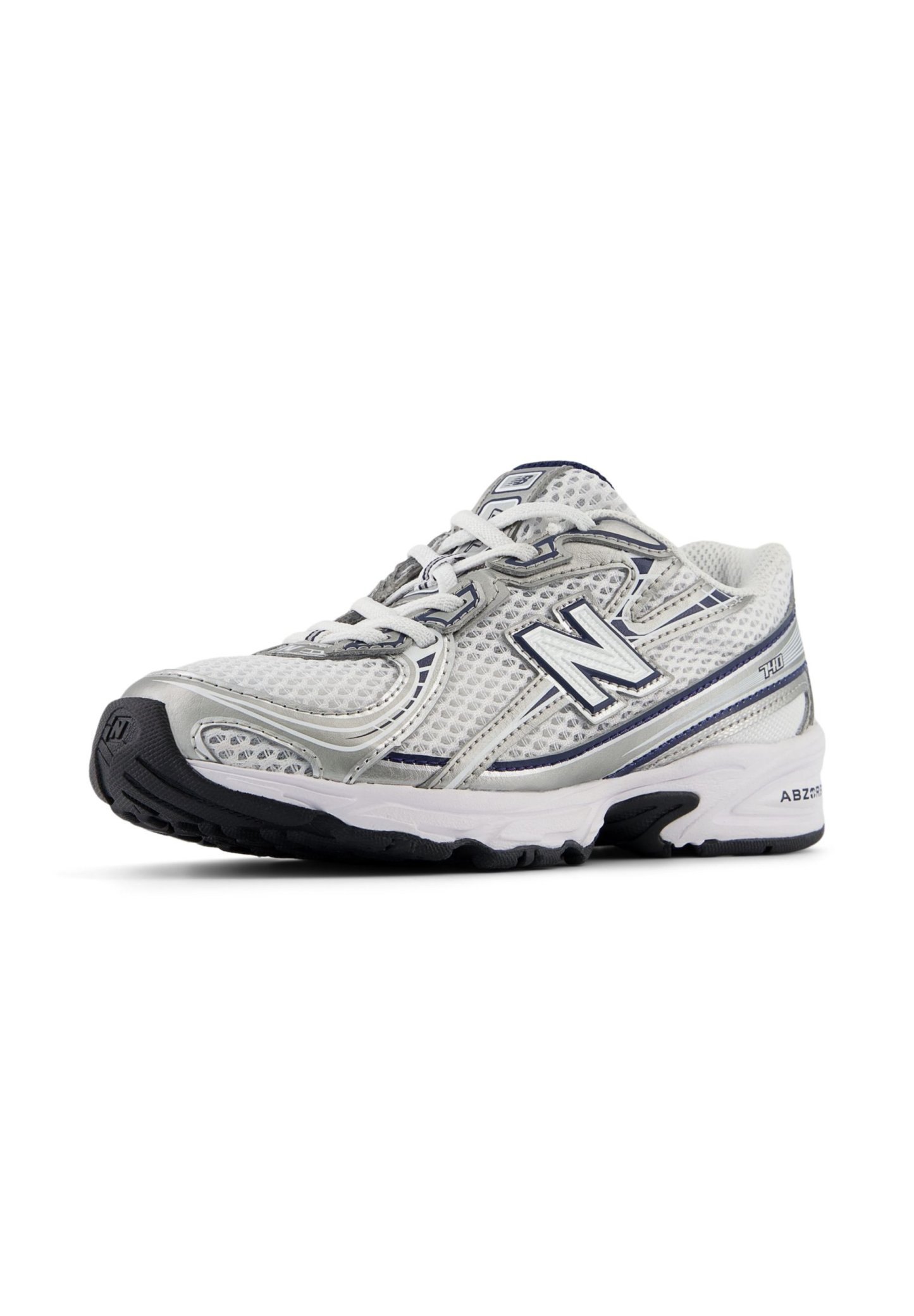 Zapatilla de running con parte superior de malla en plata y blanco, con detalles en negro, diseño con cordones, suela acolchada y banda de rodadura texturizada.