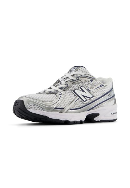Zapatilla de running con parte superior de malla en plata y blanco, con detalles en negro, diseño con cordones, suela acolchada y banda de rodadura texturizada.