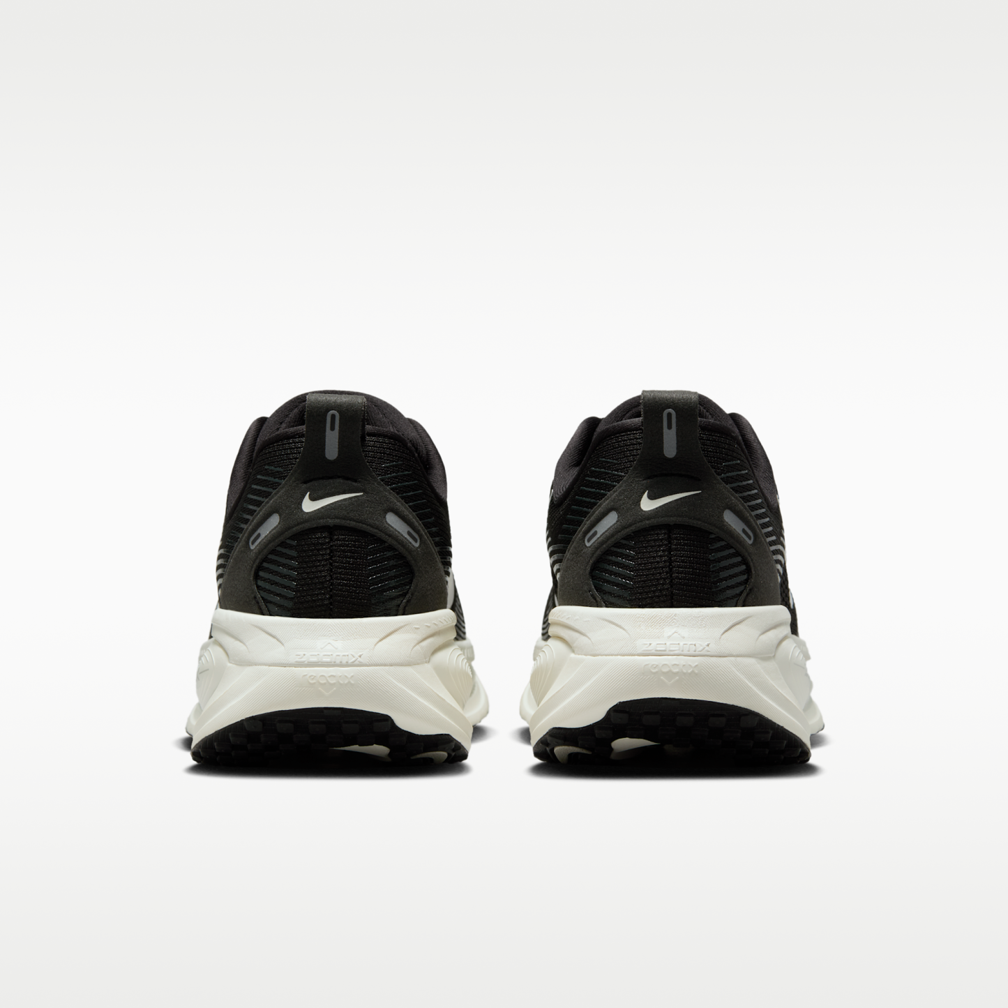 Nike Vomero 18 - Μαύρο/Coconut Milk/Light Iron Ore/Summit White - 6