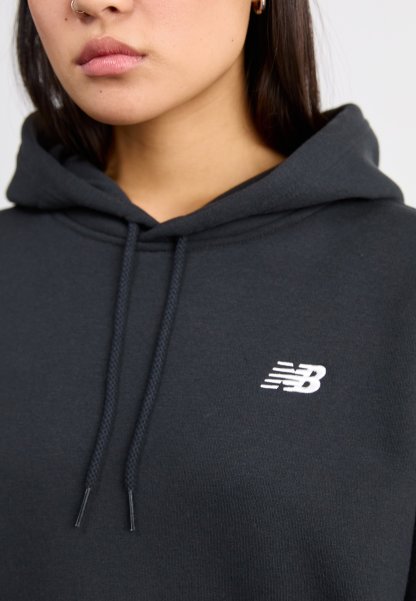 Sudadera con capucha de color gris oscuro, confeccionada en tejido suave, que cuenta con un bolsillo frontal, cordones en la capucha y un logo bordado en blanco en el pecho.