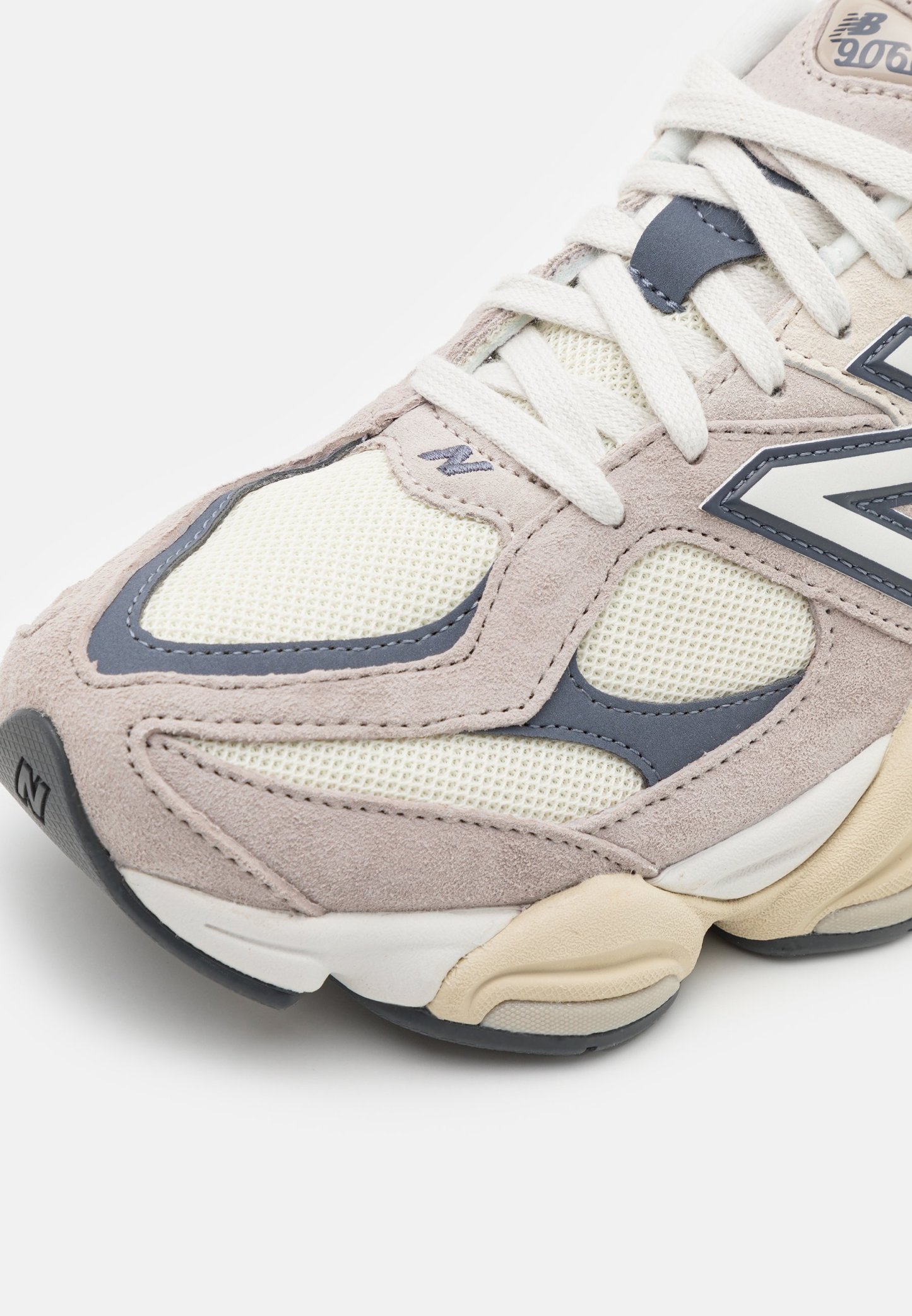 Zapatillas chunky con un upper de malla y ante en beige, crema y marino. Presenta un diseño texturizado, cordones y un cuello acolchado para mayor comodidad.