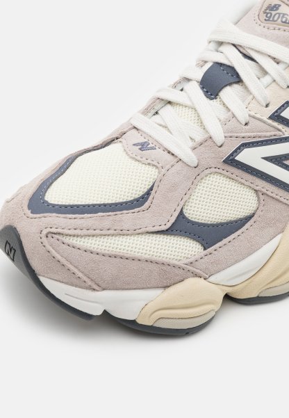 Zapatillas chunky con un upper de malla y ante en beige, crema y marino. Presenta un diseño texturizado, cordones y un cuello acolchado para mayor comodidad.