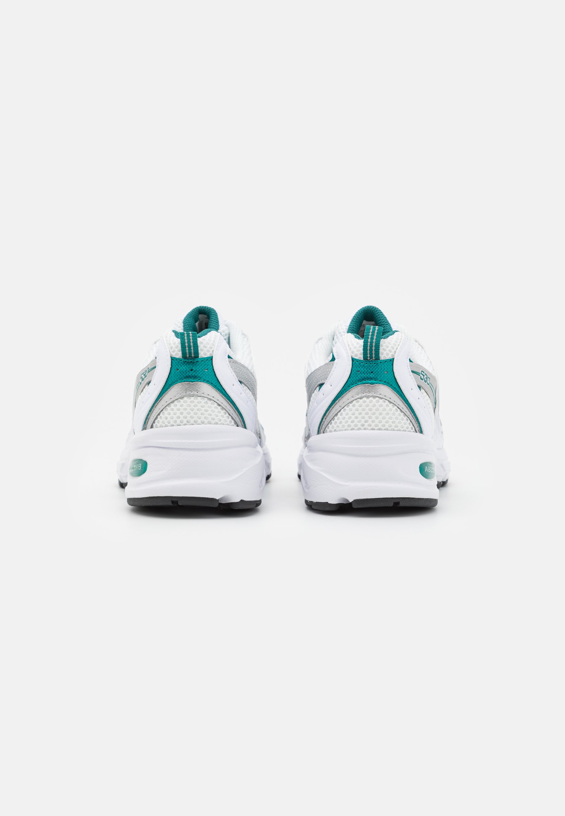 Zapatillas deportivas blancas con material de malla y sintético, detalles en color teal, forma redondeada, talón acolchado y suela de goma negra.