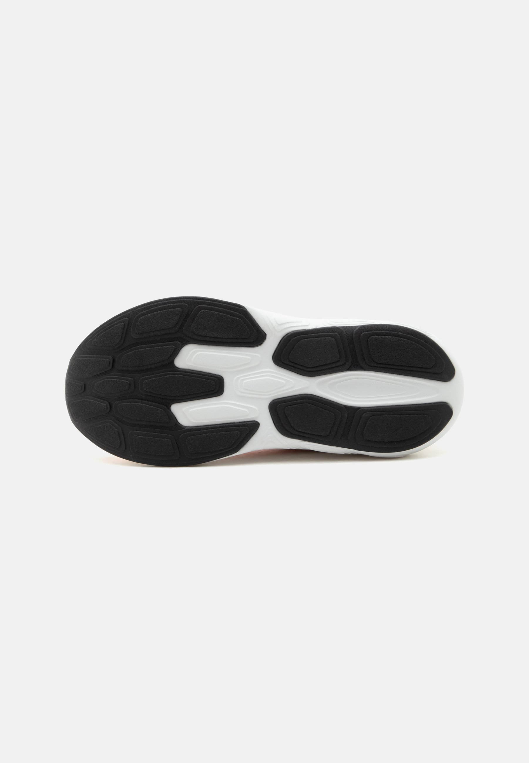 Suela de zapatilla blanca y negra con tacos de goma negra texturizados sobre un fondo blanco de entresuela.