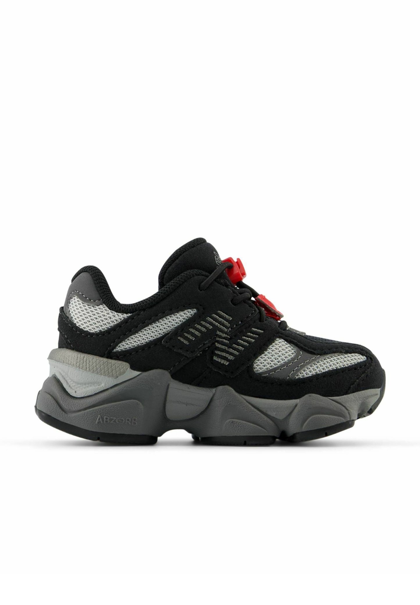 Zapatilla deportiva en negro y gris con parte superior de malla, suela de goma gruesa, acentos rojos y detalles geométricos en los laterales.
