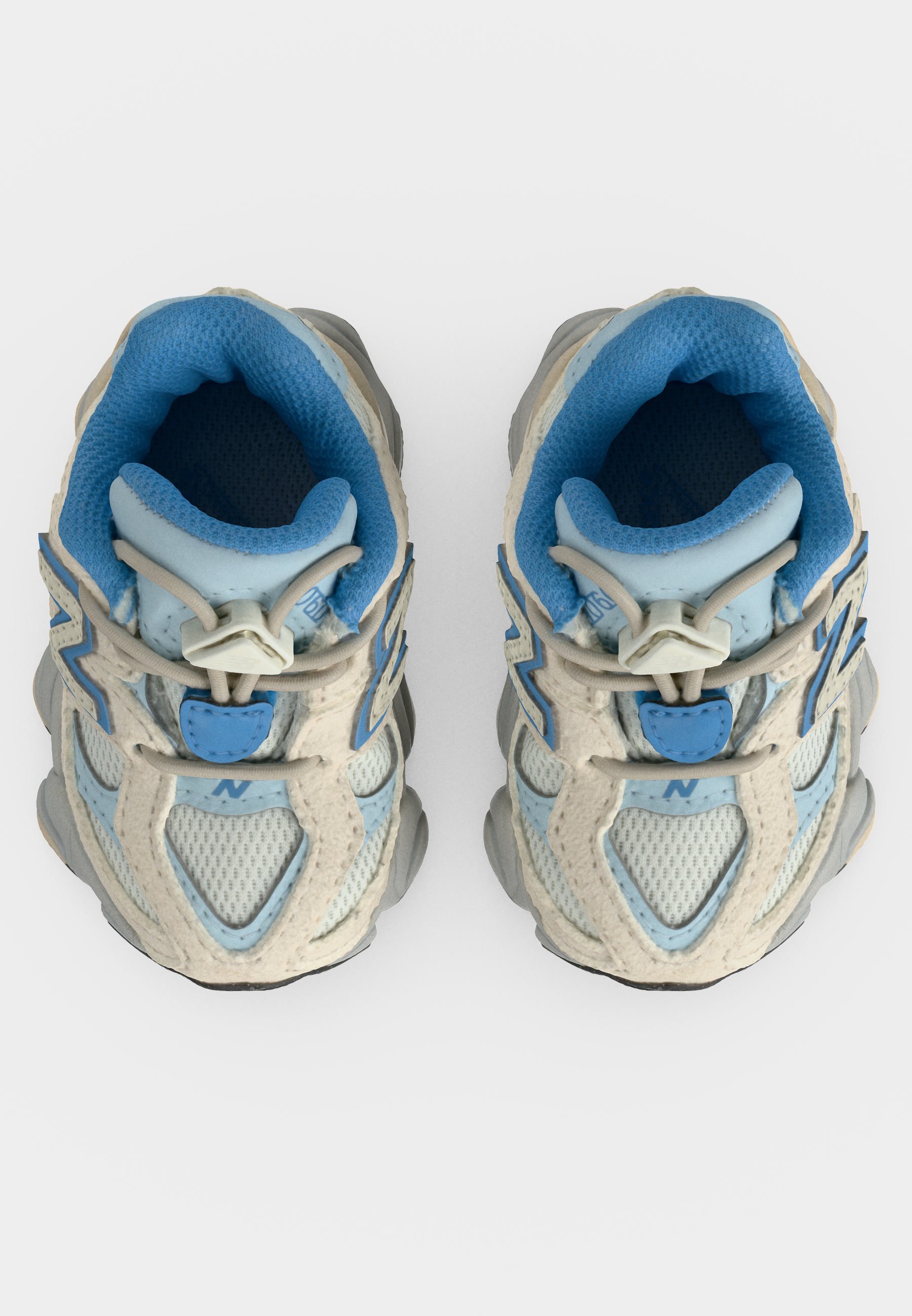Par de zapatillas deportivas azul claro y gris con cuello acolchado y cordones elásticos vistas desde arriba sobre un fondo blanco.
