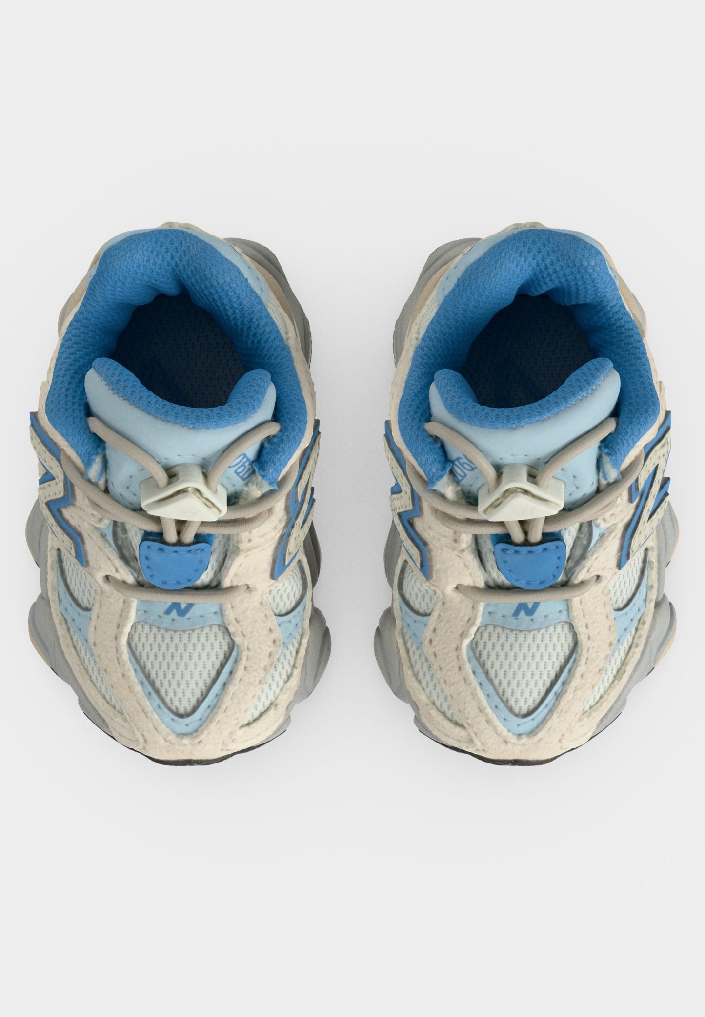Par de zapatillas deportivas azul claro y gris con cuello acolchado y cordones elásticos vistas desde arriba sobre un fondo blanco.