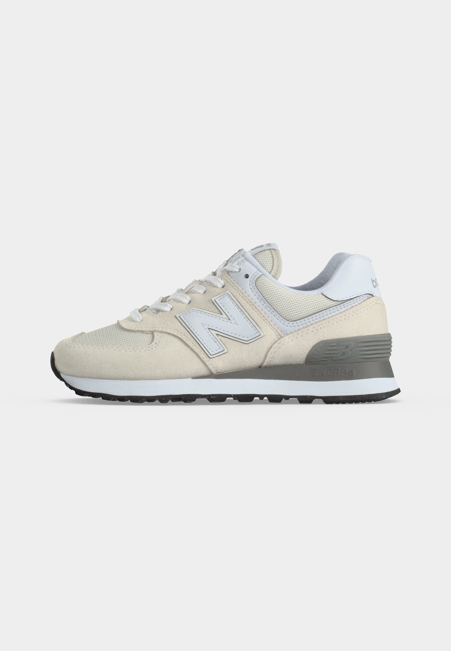 Zapatilla New Balance beige y blanca con parte superior de malla y ante, soporte de talón gris y suela de goma negra, mostrada de perfil.