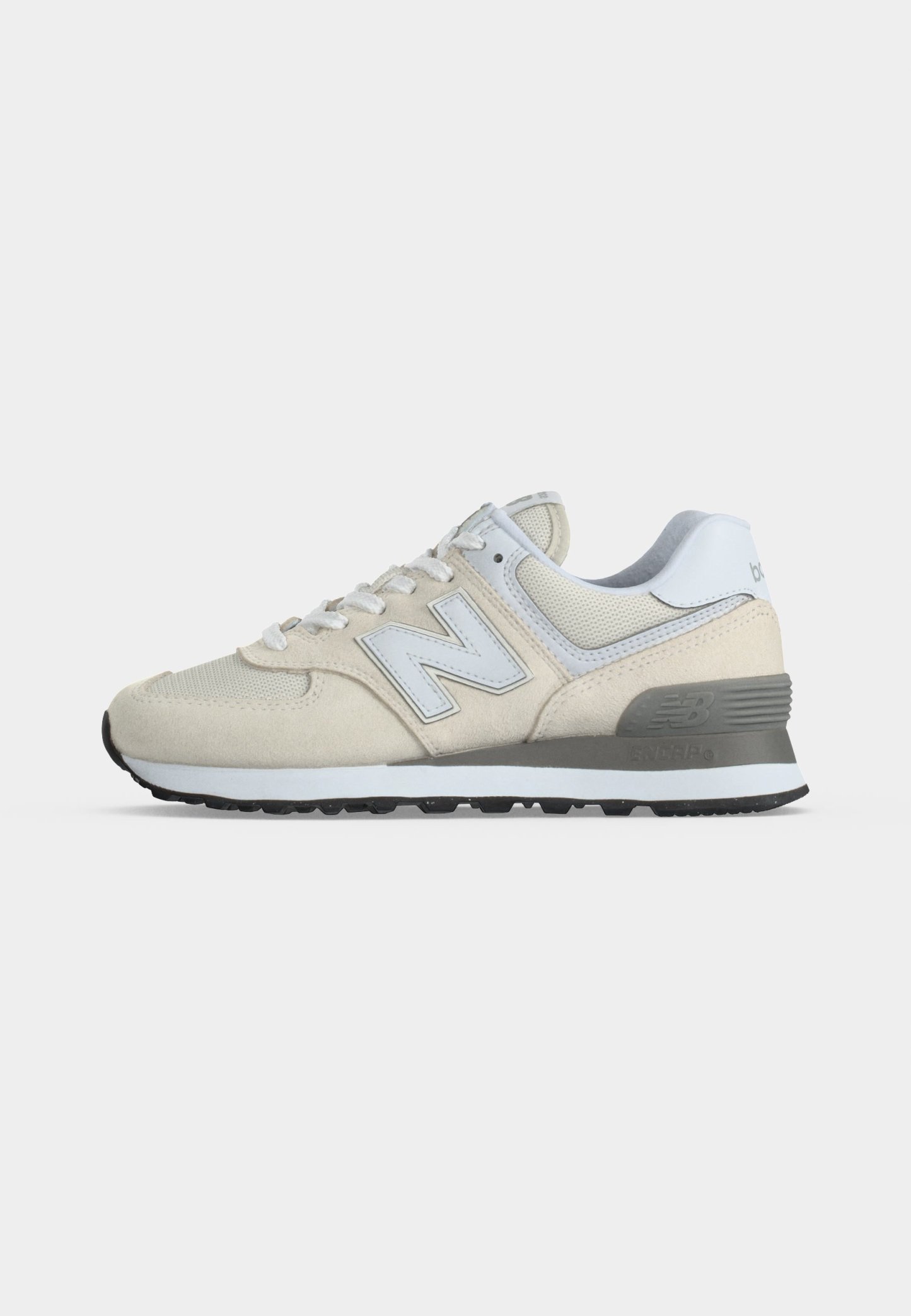 Zapatilla New Balance beige y blanca con parte superior de malla y ante, soporte de talón gris y suela de goma negra, mostrada de perfil.