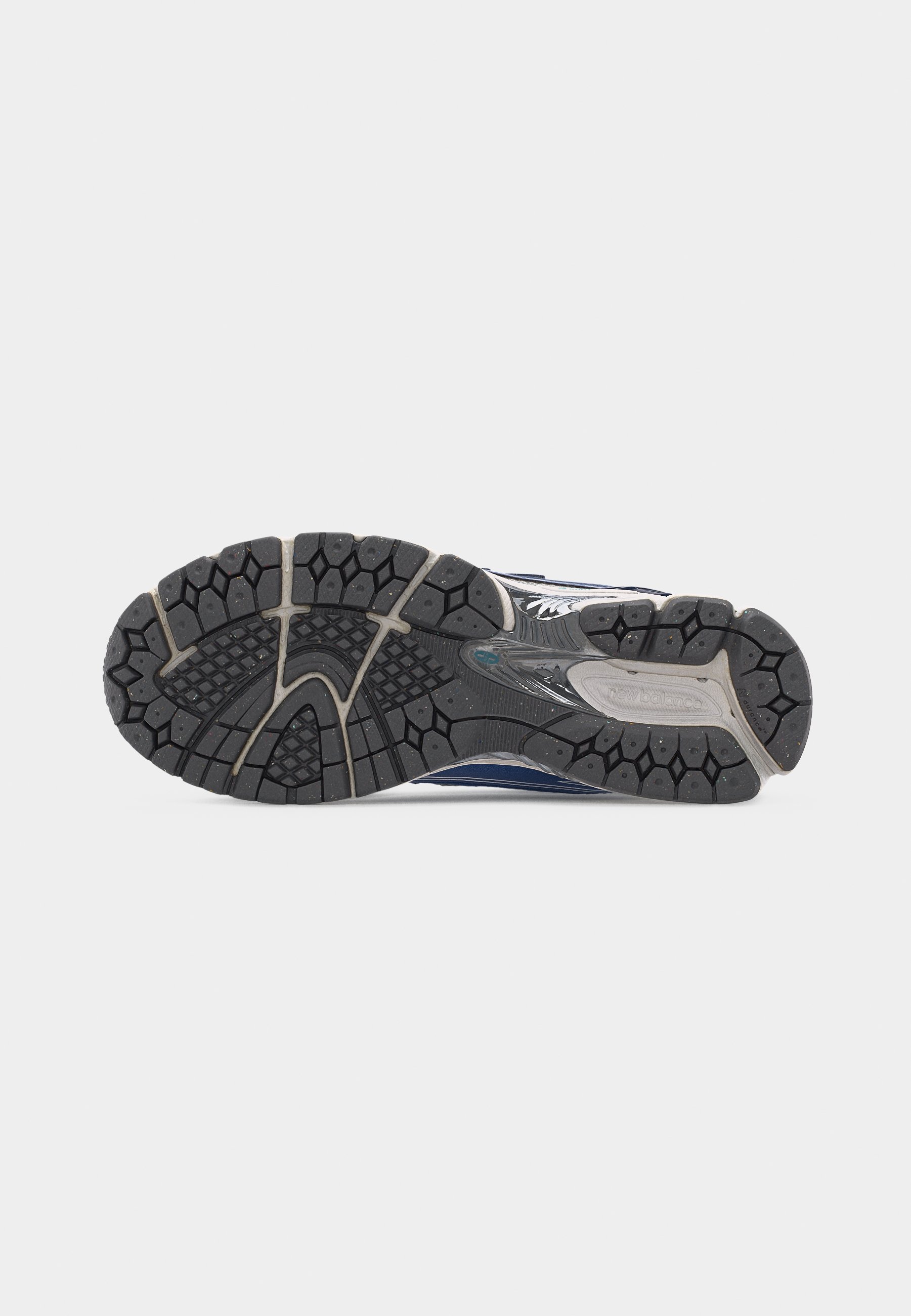 Suela de zapato para correr con patrones de suela en negro y gris diseñados para proporcionar tracción en diversas superficies.