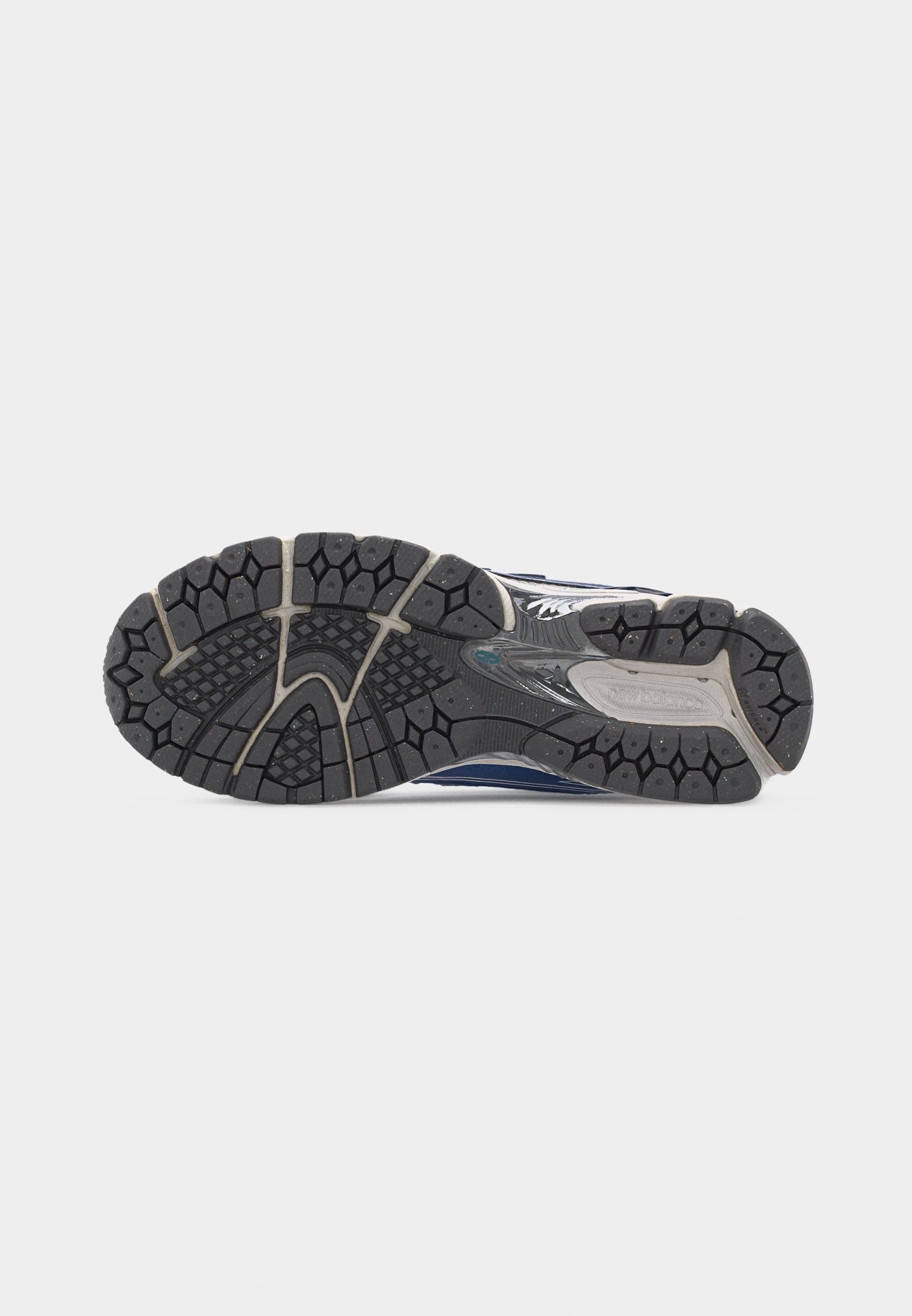 Suela de zapato para correr con patrones de suela en negro y gris diseñados para proporcionar tracción en diversas superficies.