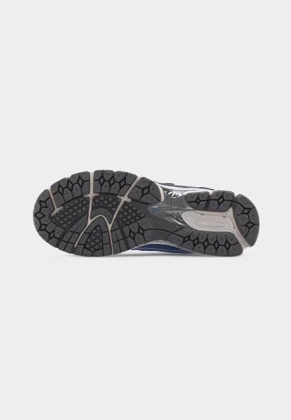 Suela de zapato para correr con patrones de suela en negro y gris diseñados para proporcionar tracción en diversas superficies.