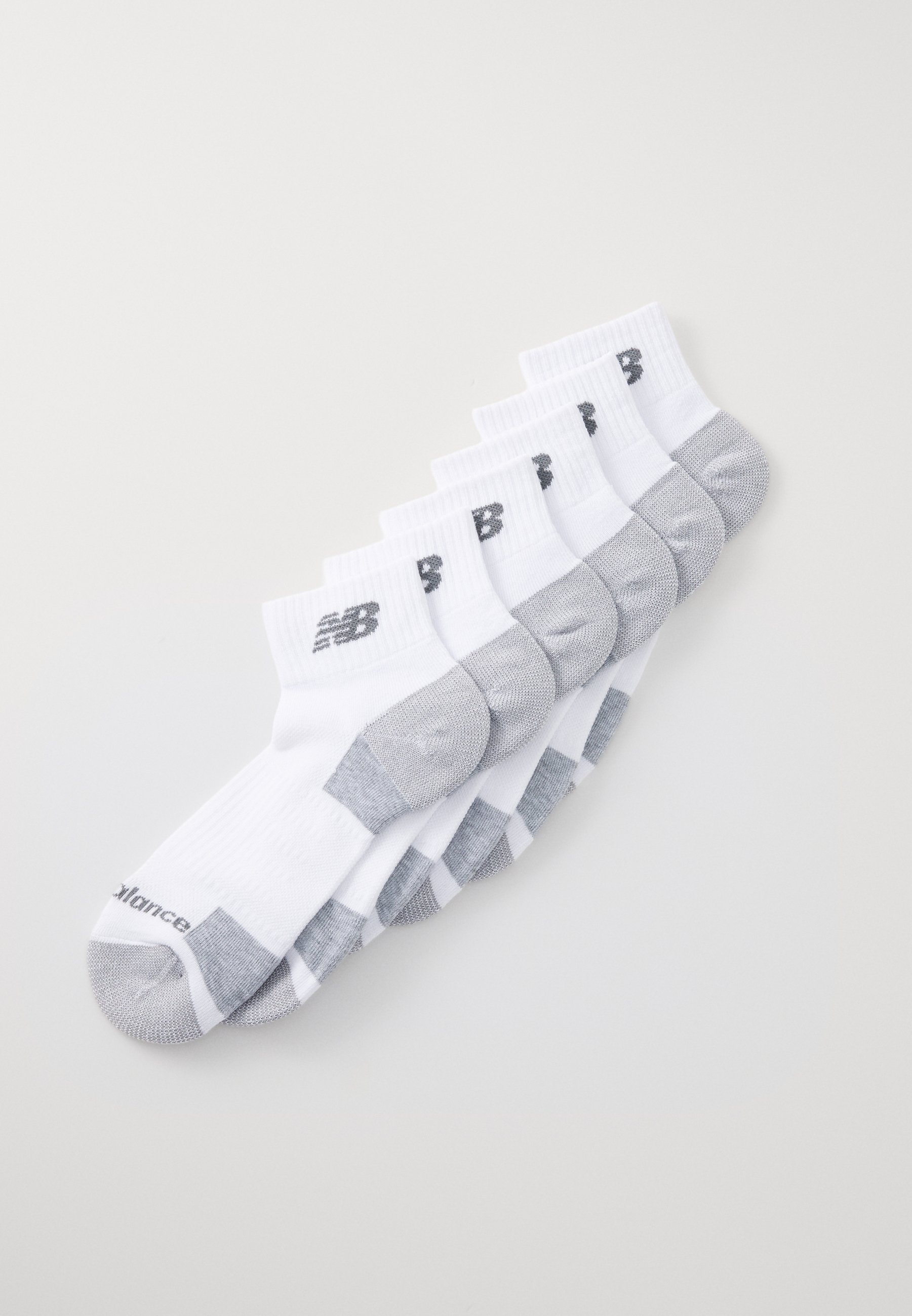 Calcetines deportivos blancos con acentos grises, con puños acanalados y un logo. Paquete de seis, diseñados para ofrecer comodidad y transpirabilidad.