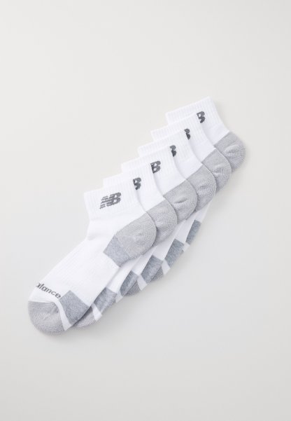 Calcetines deportivos blancos con acentos grises, con puños acanalados y un logo. Paquete de seis, diseñados para ofrecer comodidad y transpirabilidad.