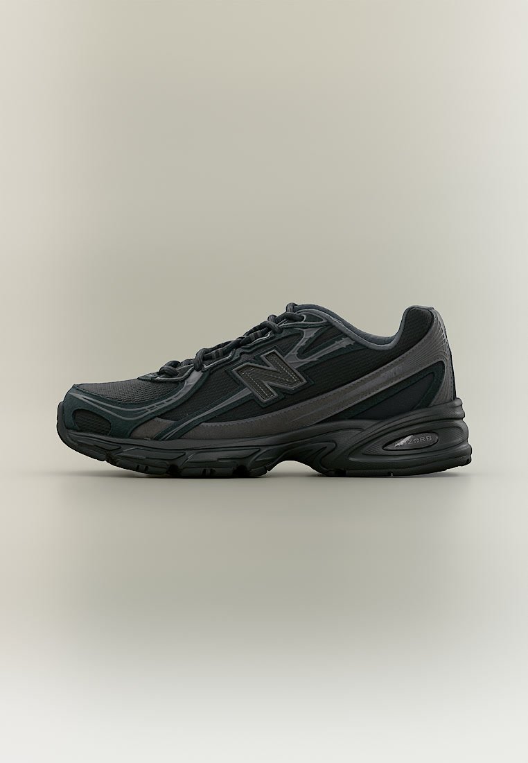 Zapatilla de correr negra New Balance con parte superior de malla y material sintético, cierre de cordones y suela acolchada mostrada de perfil sobre un fondo neutro.