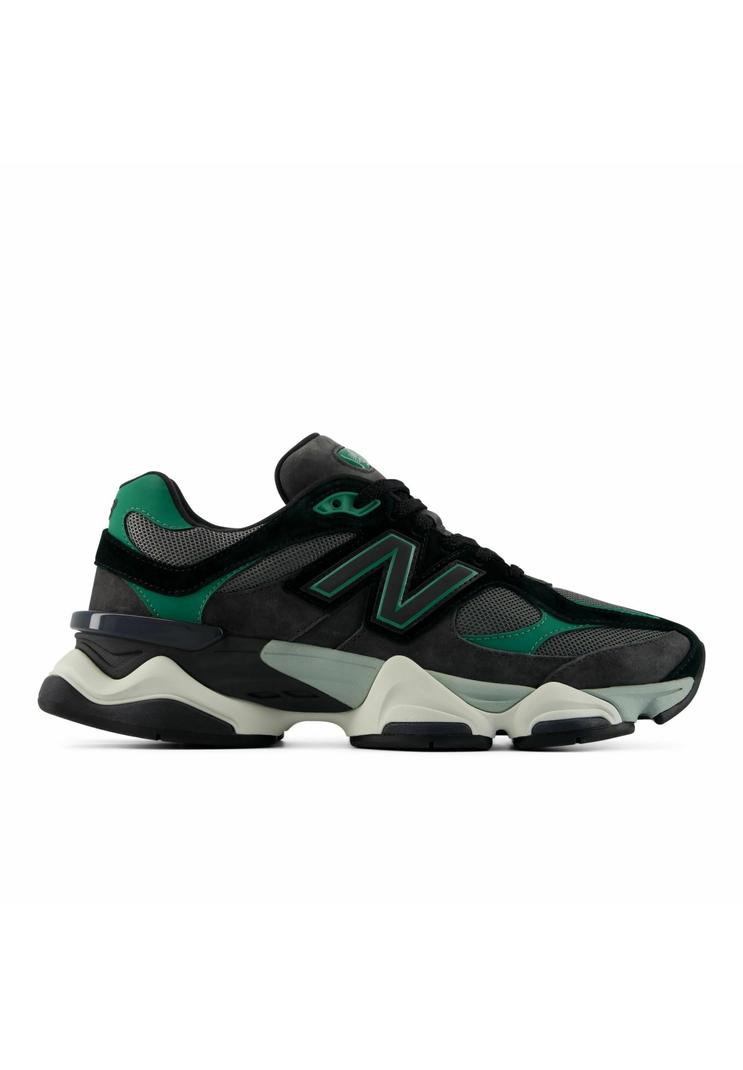 Zapatilla deportiva negra y verde con paneles de malla y ante, suela gruesa bicolor y un gran logo "N" en el lateral.