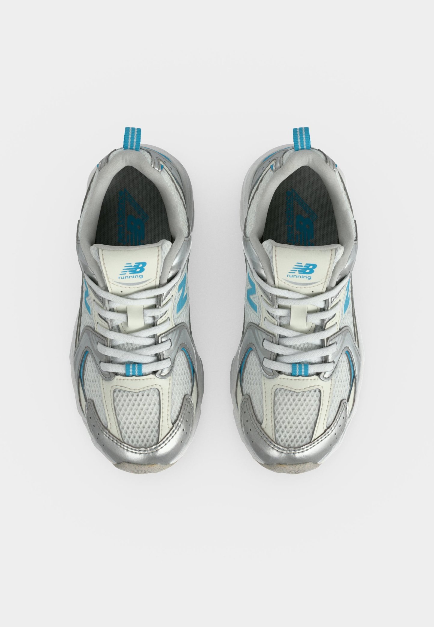 Par de zapatillas de running New Balance plateadas y blancas con detalles en azul, vistas desde arriba sobre un fondo blanco.