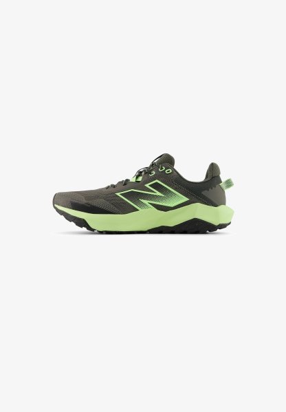 Zapatilla deportiva gris oscuro y verde claro con gran logo verde "N" y suela texturizada, mostrada de lado sobre un fondo blanco.