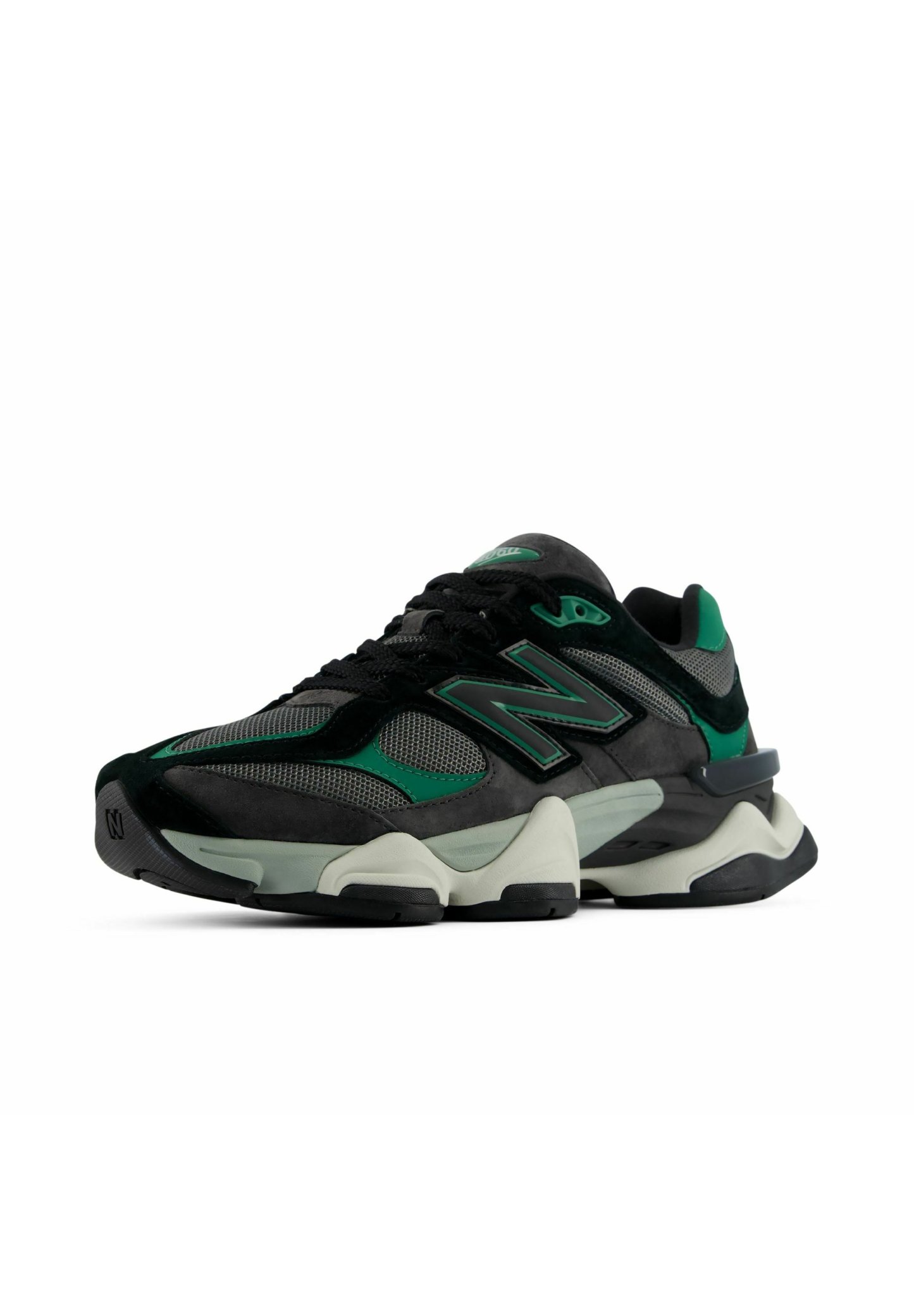 Zapatilla New Balance verde, negra y gris con paneles de malla y ante, suela gruesa acolchada y gran logotipo lateral “N” sobre fondo blanco.