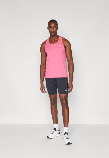 Top deportivo rosa y pantalones cortos negros. El top presenta un escote redondo y un diseño sin mangas; los pantalones cortos tienen una textura suave y un estilo ajustado.