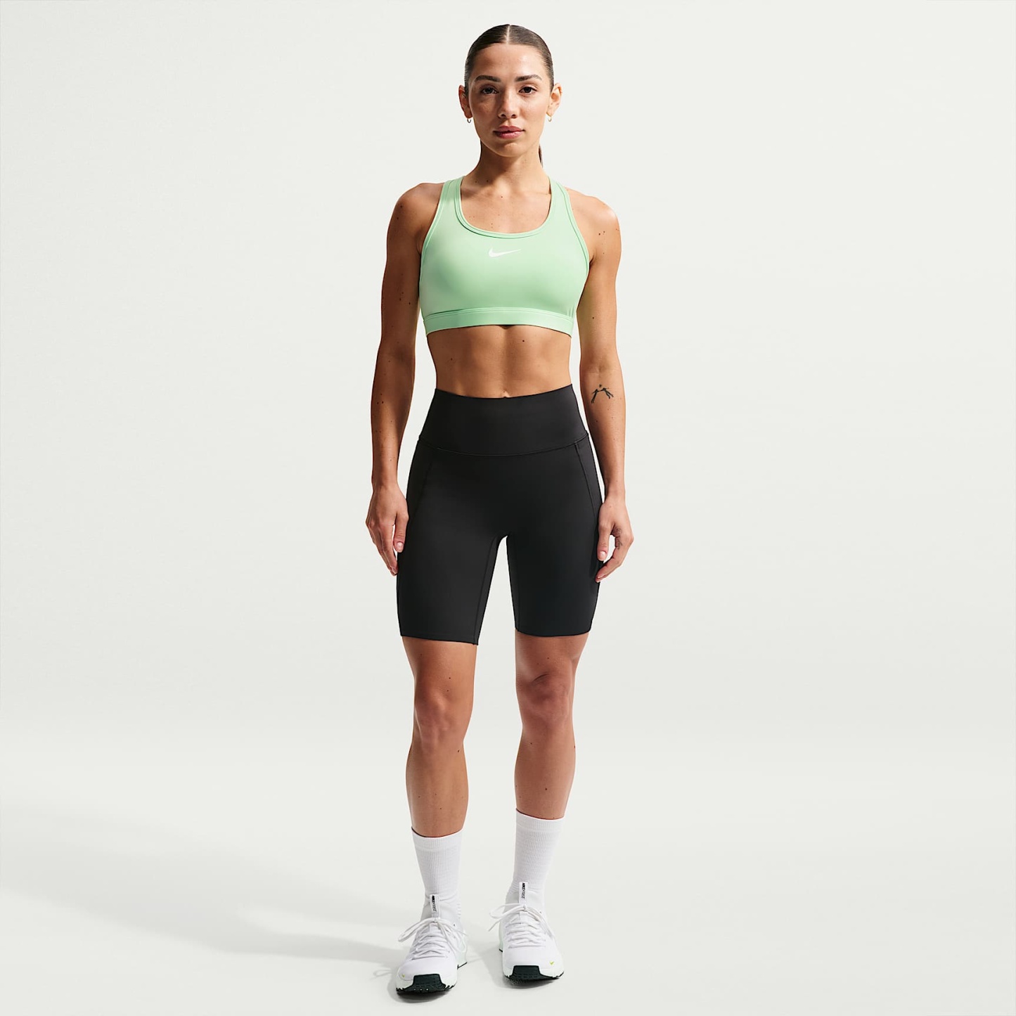 Nike Swoosh - Nike Swoosh gepolsterter Sport-BH mit mittlerem Halt