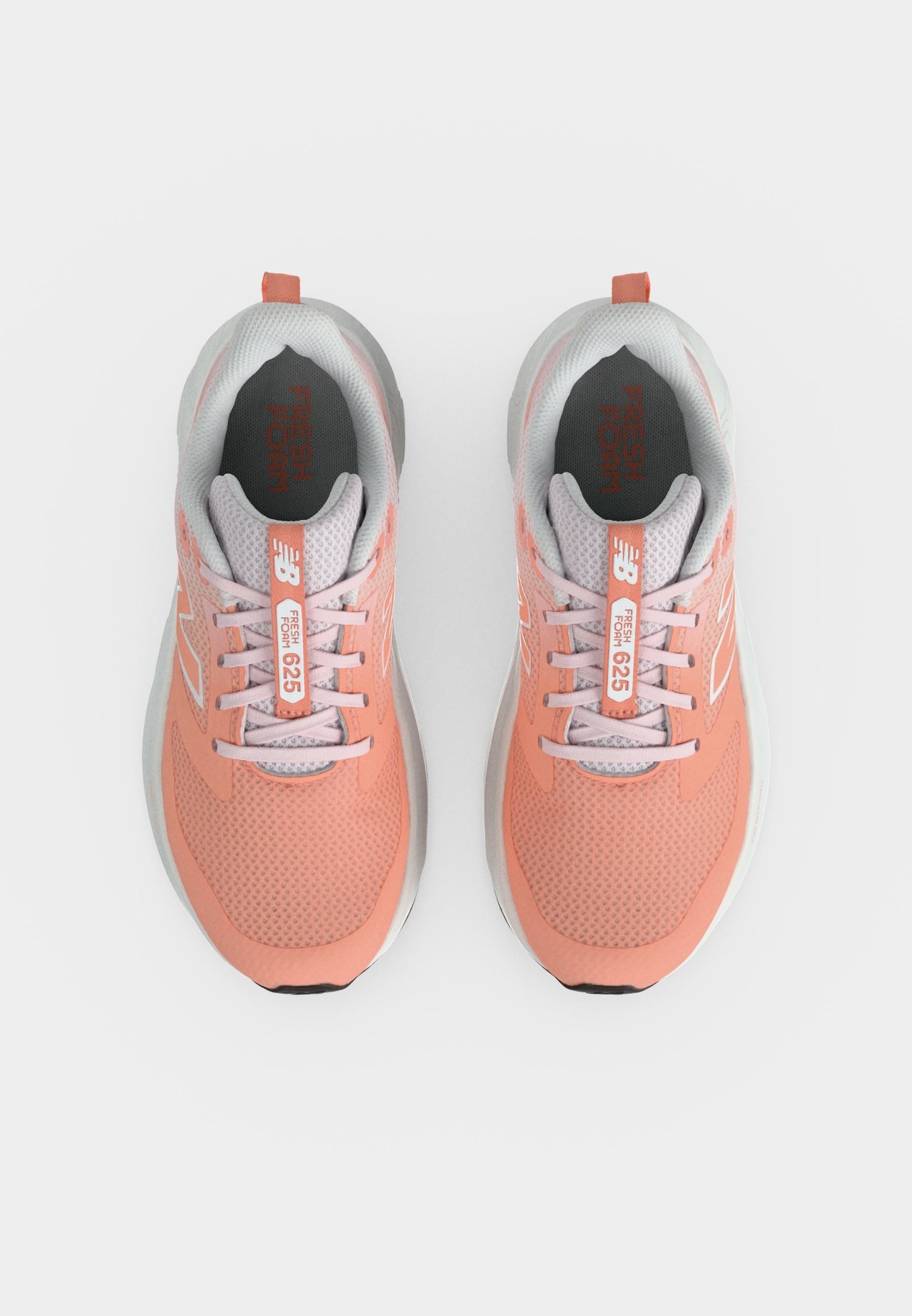 Par de zapatillas de running New Balance rosas y grises con suelas blancas vistas desde arriba, mostrando los cordones y las etiquetas "Fresh Foam 625".