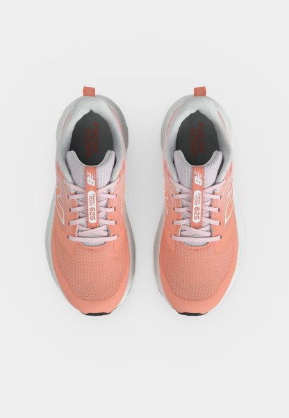 Par de zapatillas de running New Balance rosas y grises con suelas blancas vistas desde arriba, mostrando los cordones y las etiquetas "Fresh Foam 625".