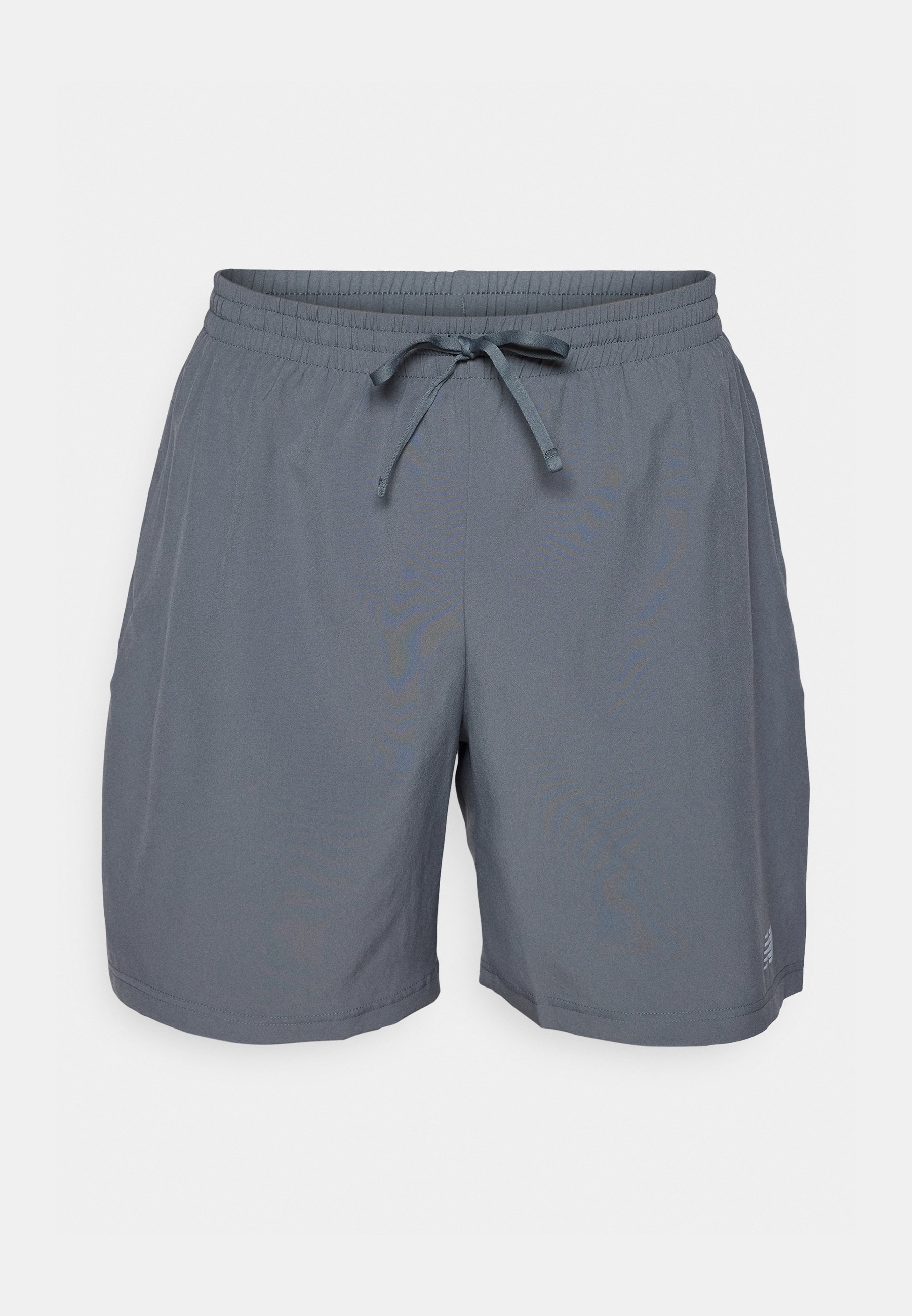Pantalones cortos deportivos para hombre en gris con cintura elástica y cordón ajustable en la parte delantera, fabricados en un material ligero y con un pequeño logo cerca del dobladillo.