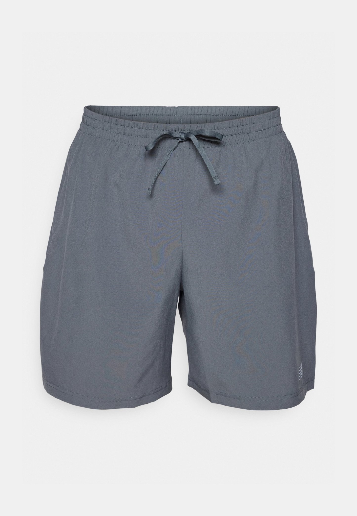 Pantalones cortos deportivos para hombre en gris con cintura elástica y cordón ajustable en la parte delantera, fabricados en un material ligero y con un pequeño logo cerca del dobladillo.