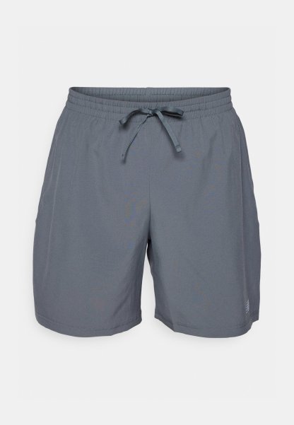 Pantalones cortos deportivos para hombre en gris con cintura elástica y cordón ajustable en la parte delantera, fabricados en un material ligero y con un pequeño logo cerca del dobladillo.