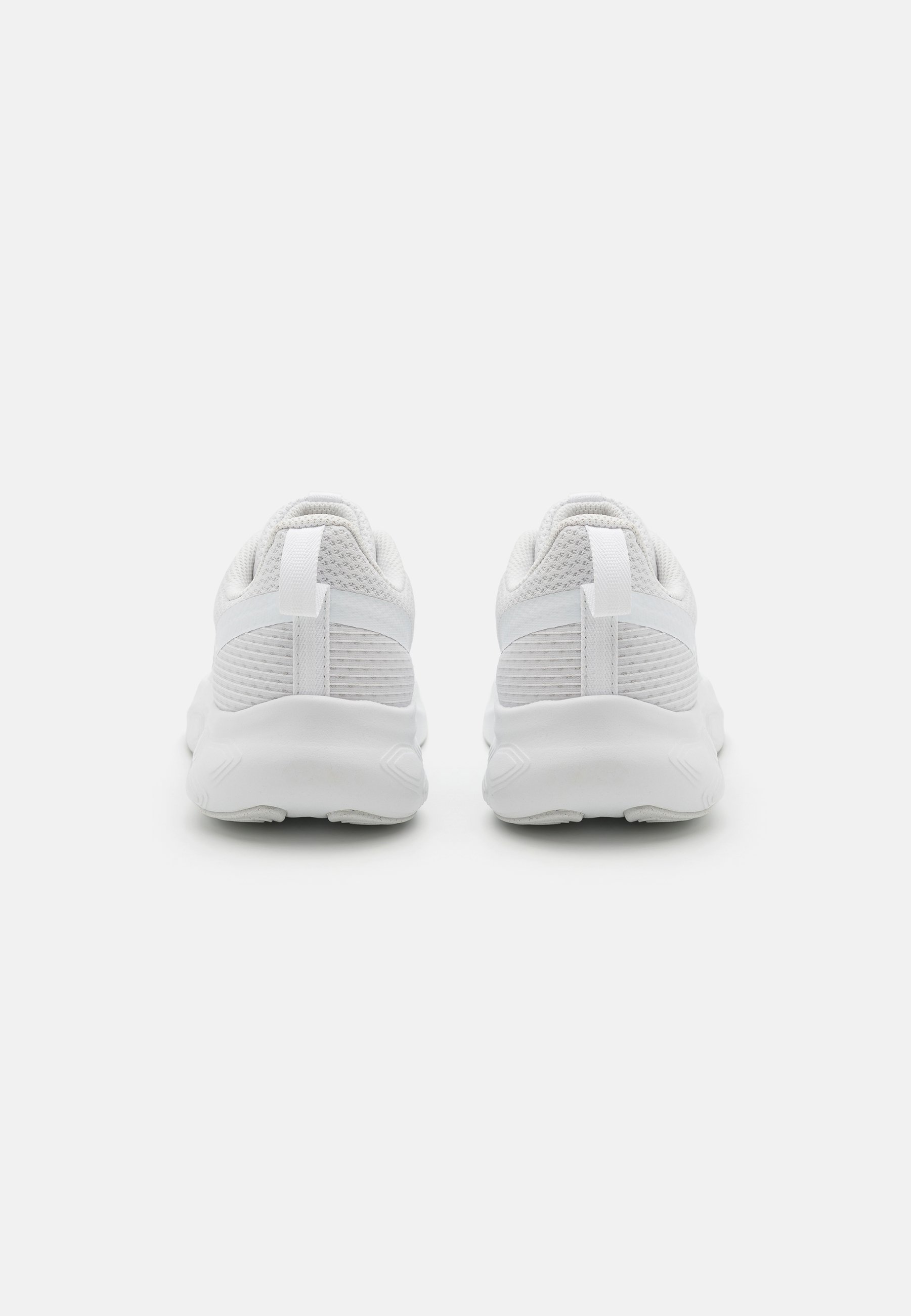 Zapatillas deportivas blancas con parte superior de malla, cuello acolchado, tira de agarre y suela texturizada con acabado suave.