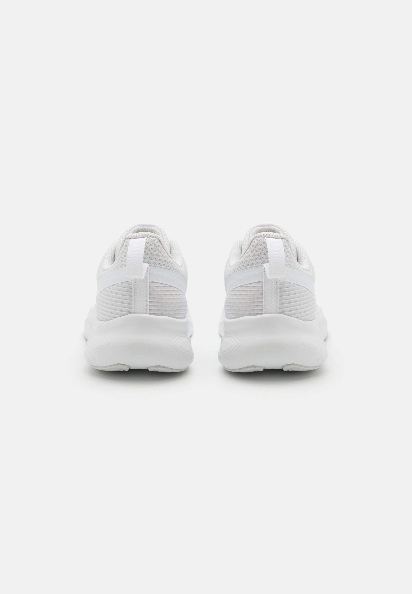 Zapatillas deportivas blancas con parte superior de malla, cuello acolchado, tira de agarre y suela texturizada con acabado suave.