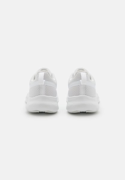 Zapatillas deportivas blancas con parte superior de malla, cuello acolchado, tira de agarre y suela texturizada con acabado suave.