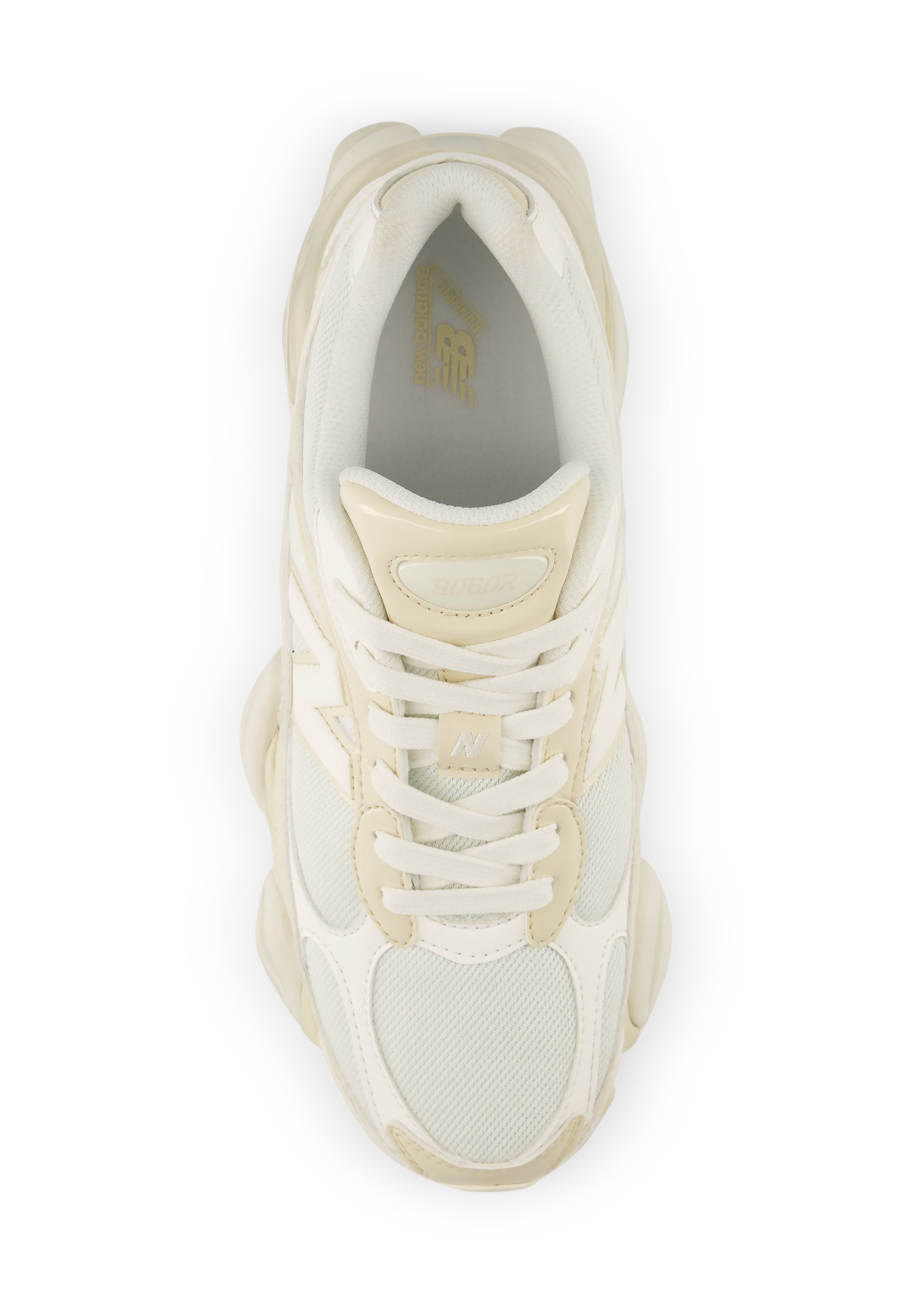 Zapatilla New Balance blanca y beige con detalles de malla y cuero, cordones atados, vista desde arriba sobre fondo blanco.