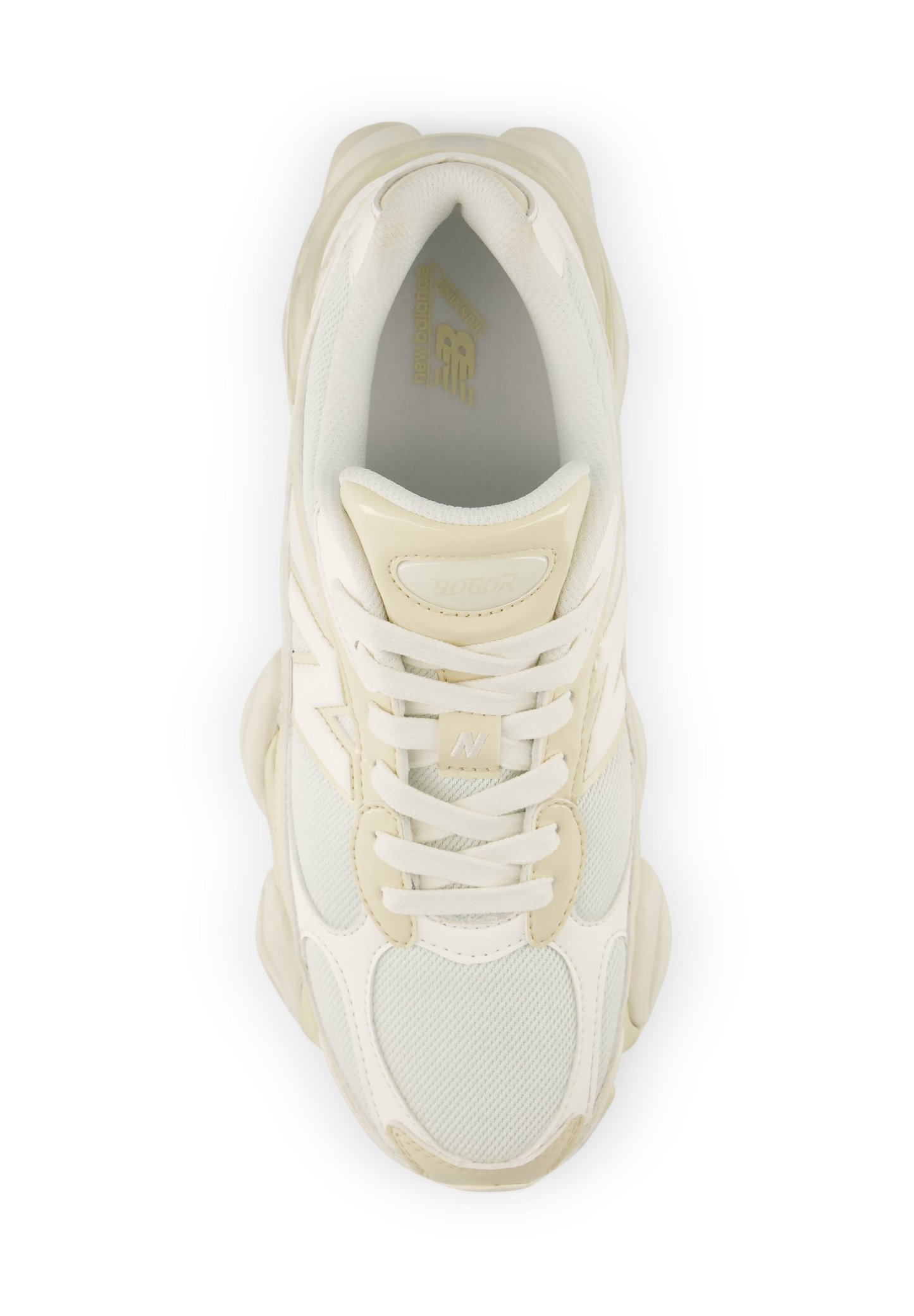 Zapatilla New Balance blanca y beige con detalles de malla y cuero, cordones atados, vista desde arriba sobre fondo blanco.