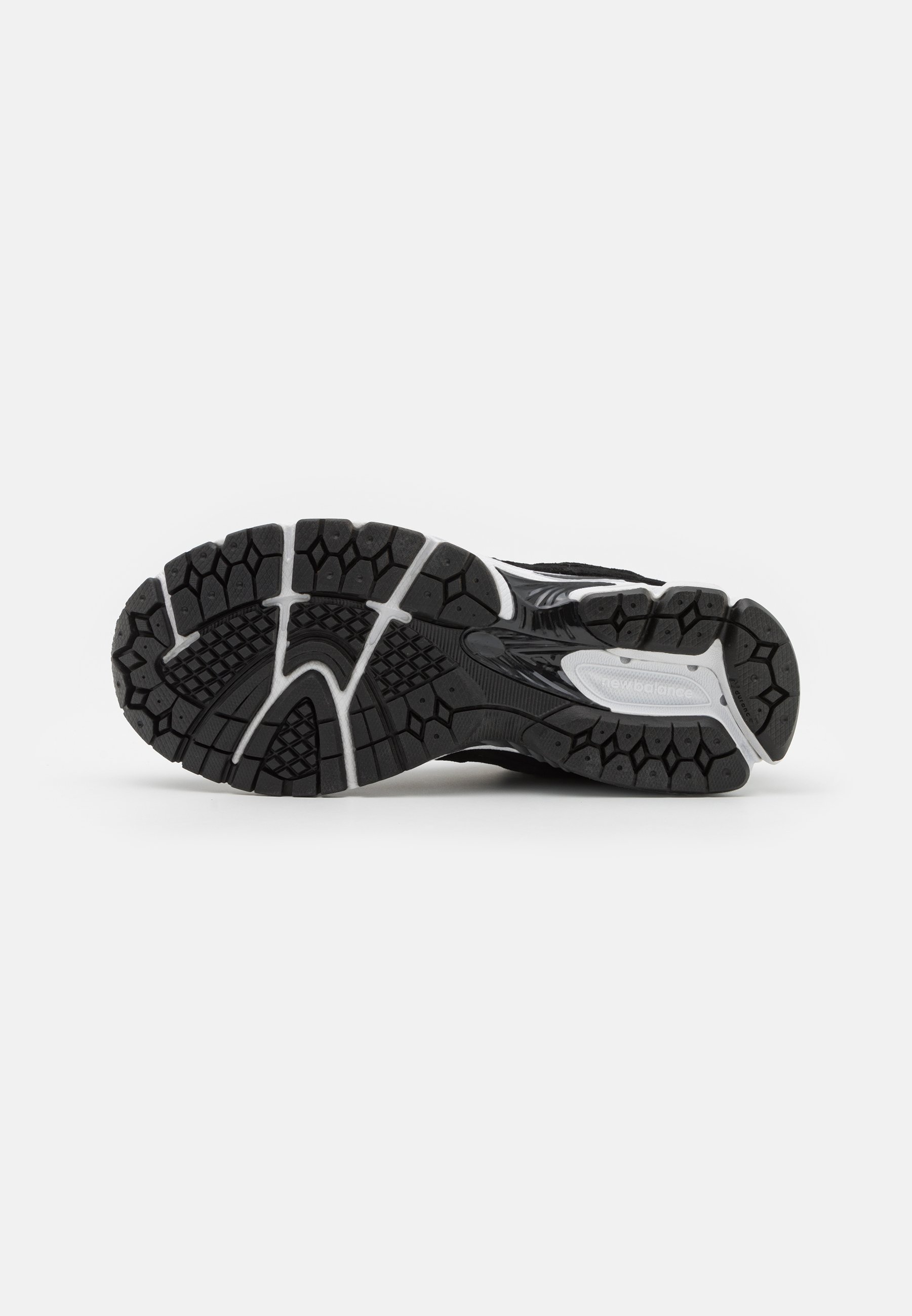 Suela de zapatilla atlética negra con un patrón texturizado, que presenta treads hexagonales para agarre y acentos grises alrededor de los laterales.