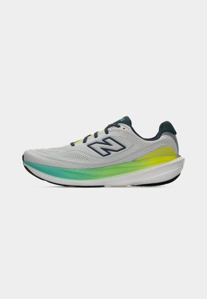 Zapatilla de running gris claro con cordones negros, media suela en degradado verde azulado y amarillo, logo negro y cuello acolchado sobre fondo blanco.