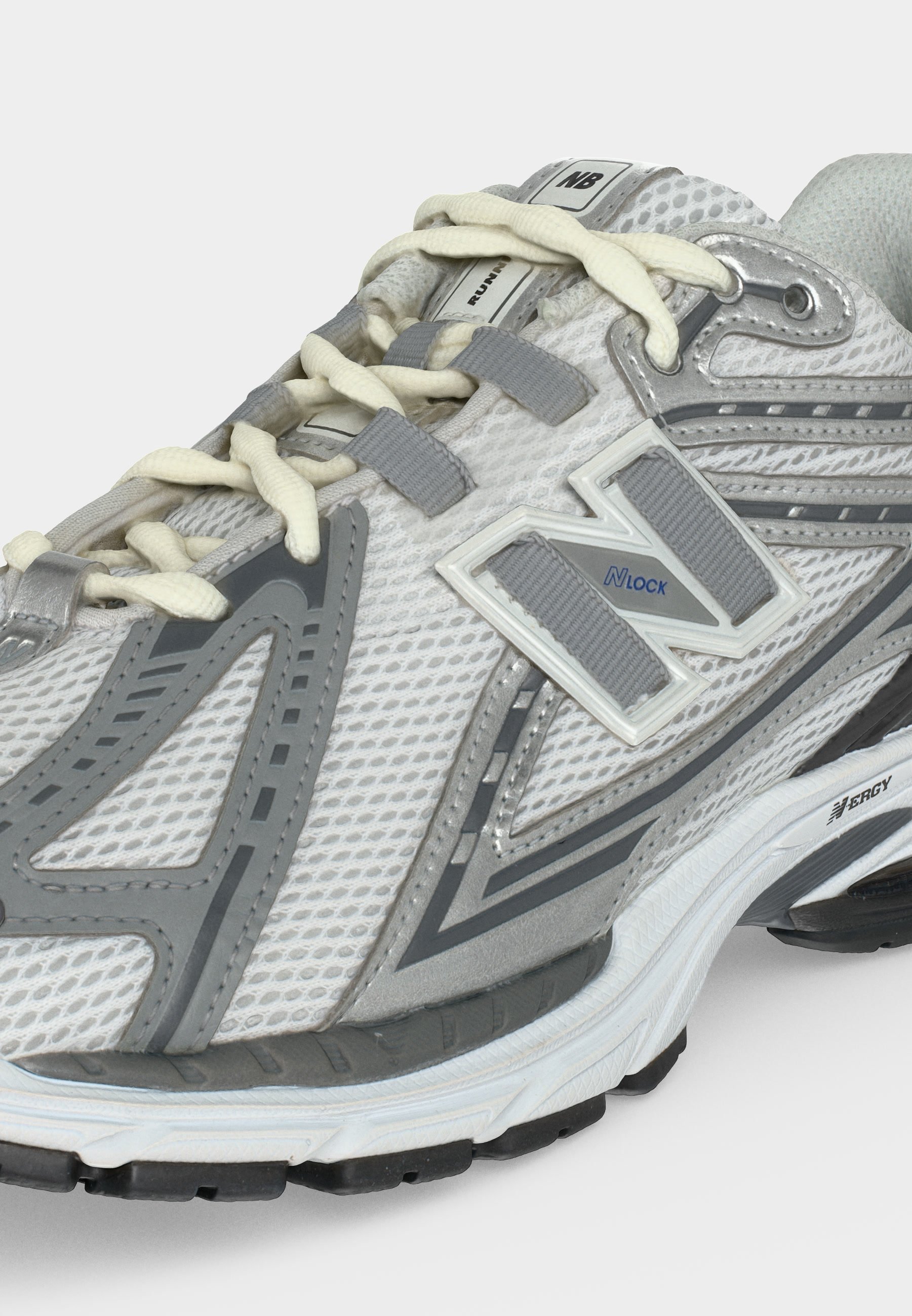 Suela con dibujo en blanco y negro de una zapatilla de running New Balance con patrones de agarre texturizados y nombre de marca visible.