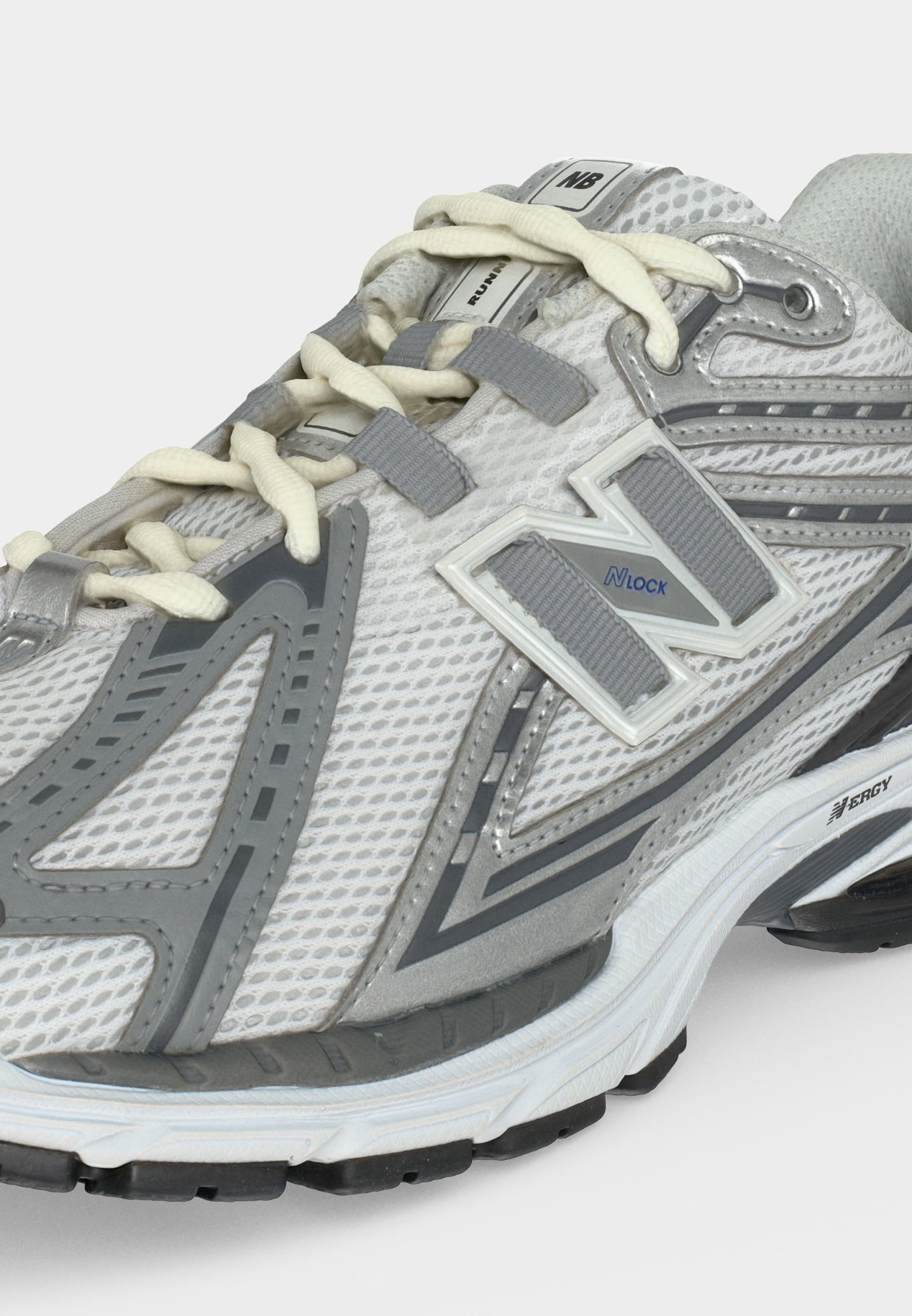 Suela con dibujo en blanco y negro de una zapatilla de running New Balance con patrones de agarre texturizados y nombre de marca visible.
