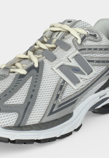 Suela con dibujo en blanco y negro de una zapatilla de running New Balance con patrones de agarre texturizados y nombre de marca visible.