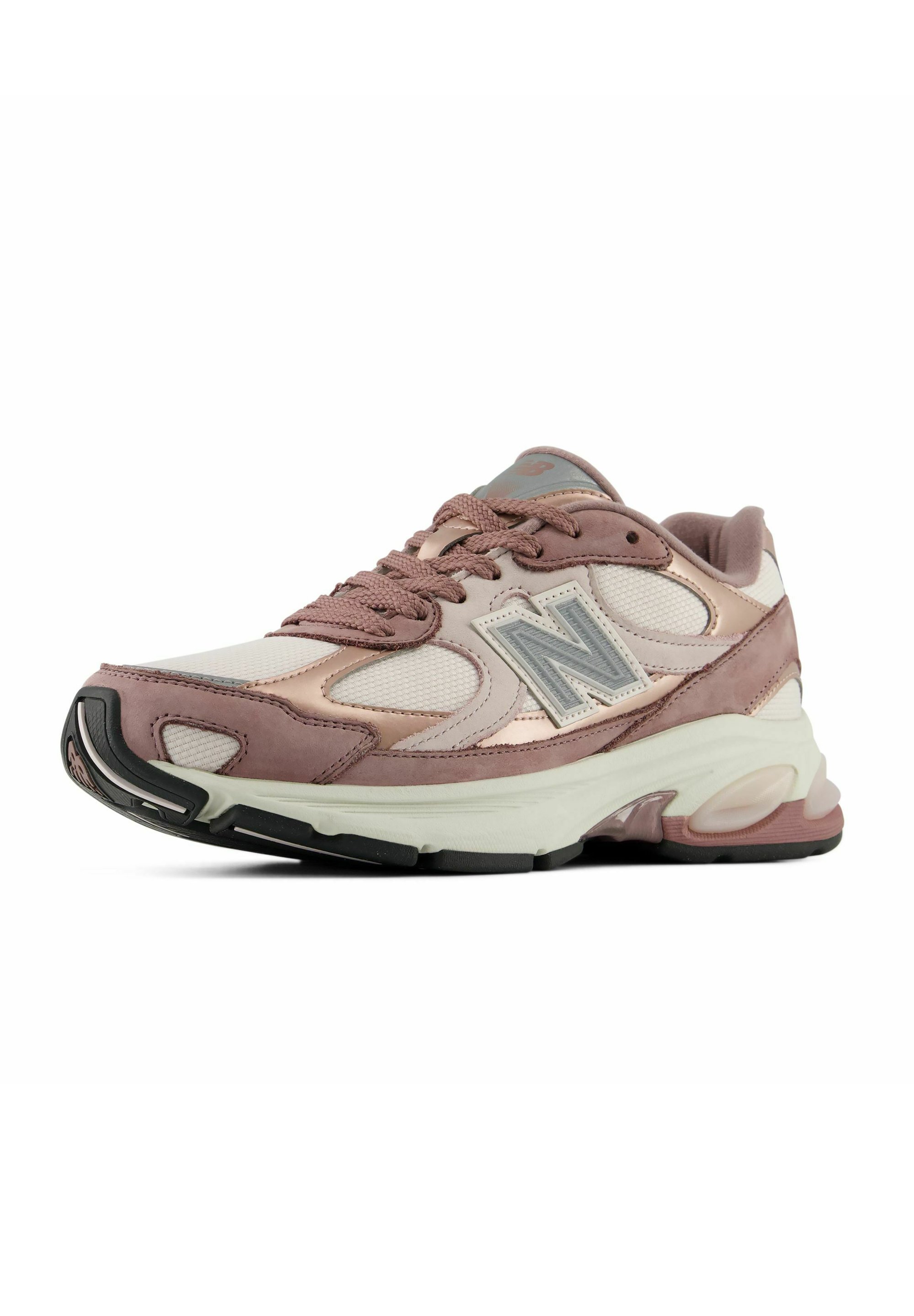 Zapatilla deportiva con paneles rosas, beige y blancos, tela texturizada, suela blanca gruesa y logo gris de "N" en el lateral, mostrada desde un ángulo frontal izquierdo.