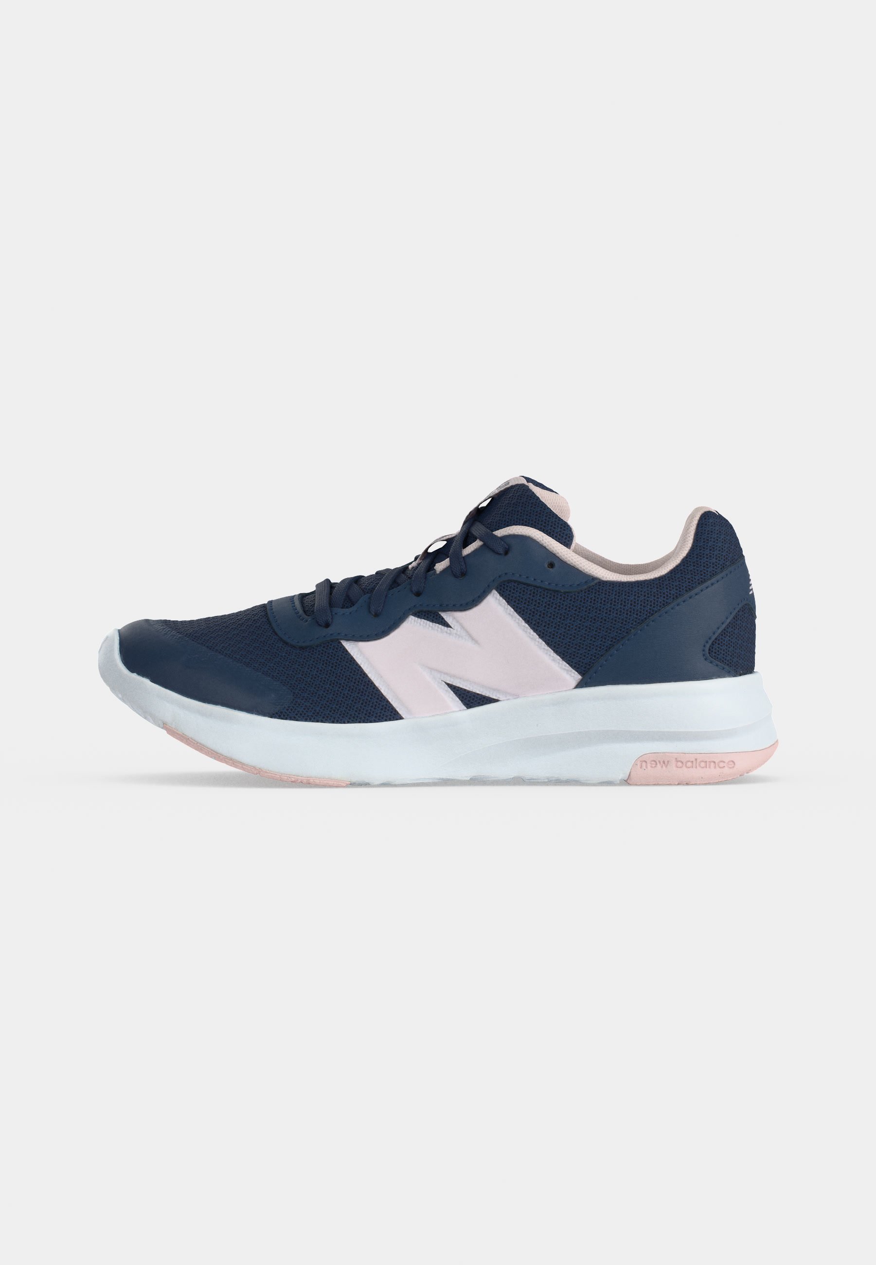 Zapatilla de running New Balance azul marino y rosa claro con parte superior de malla, cierre de cordones y suela acolchada blanca sobre un fondo liso.
