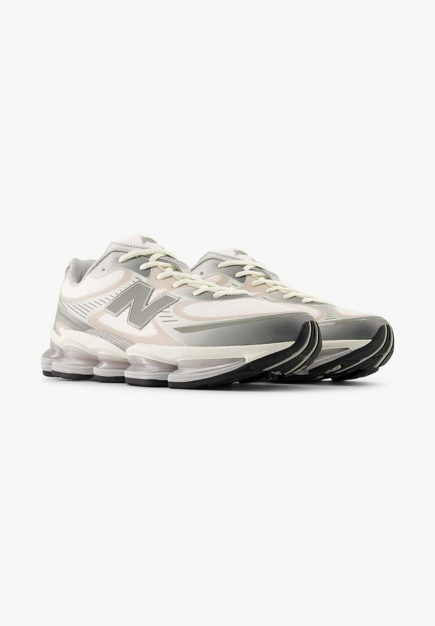 Par de zapatillas deportivas en gris claro y blanco con suelas acolchadas y segmentadas, y el logo "N" en los laterales, mostradas desde una vista frontal en tres cuartos.