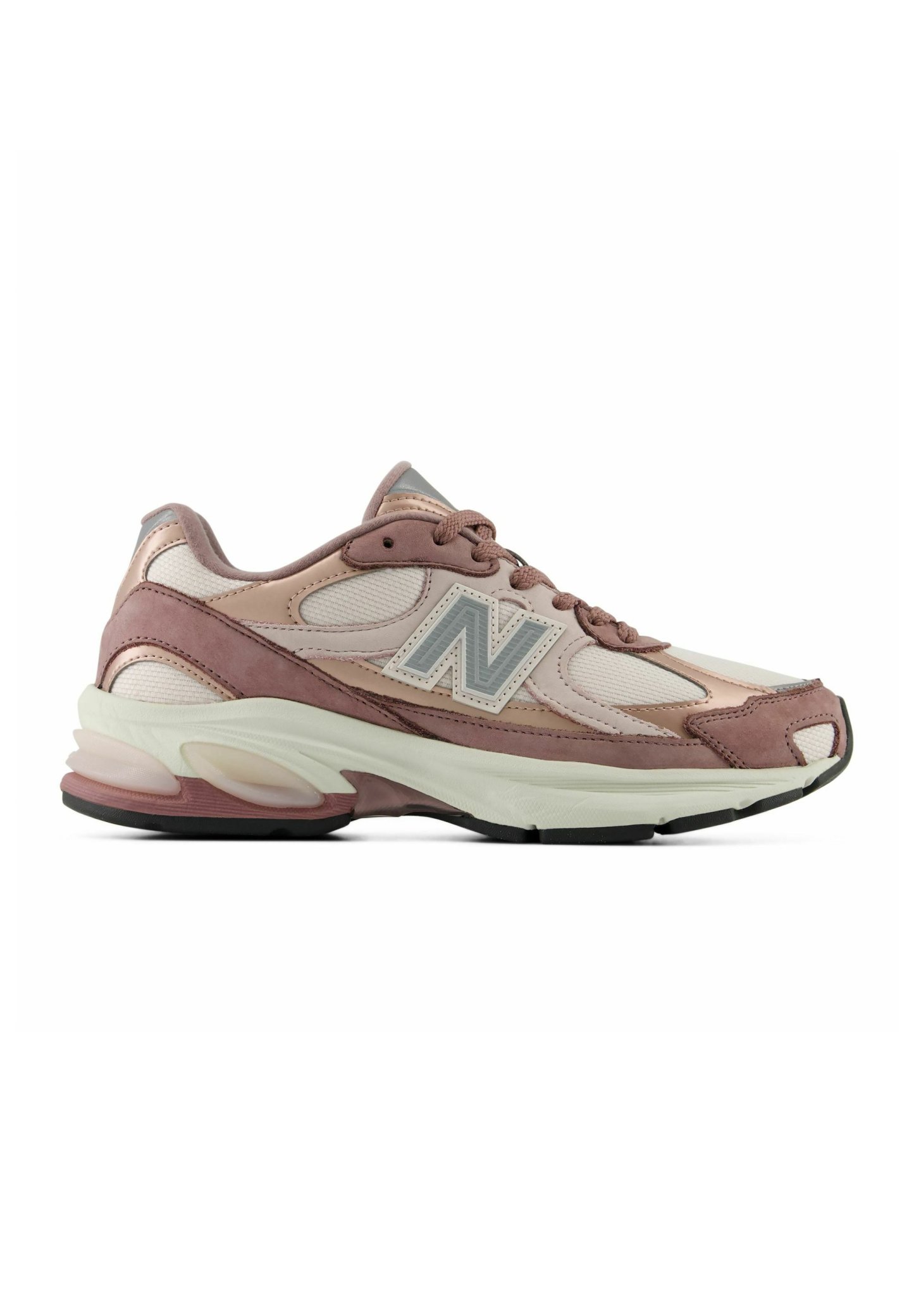 Zapatilla de running para hombre en marrón y beige de New Balance con paneles de malla, diseño con cordones, suela acolchada y logo "N" gris en el lateral.