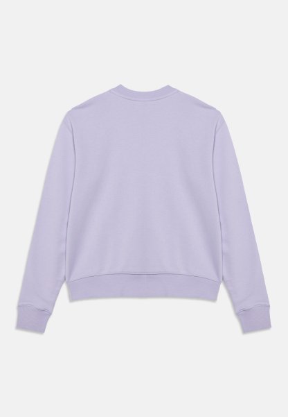 Sudadera de manga larga de color morado claro con puños, bajo y cuello redondo de canalé, mostrada desde atrás sobre un fondo blanco liso.