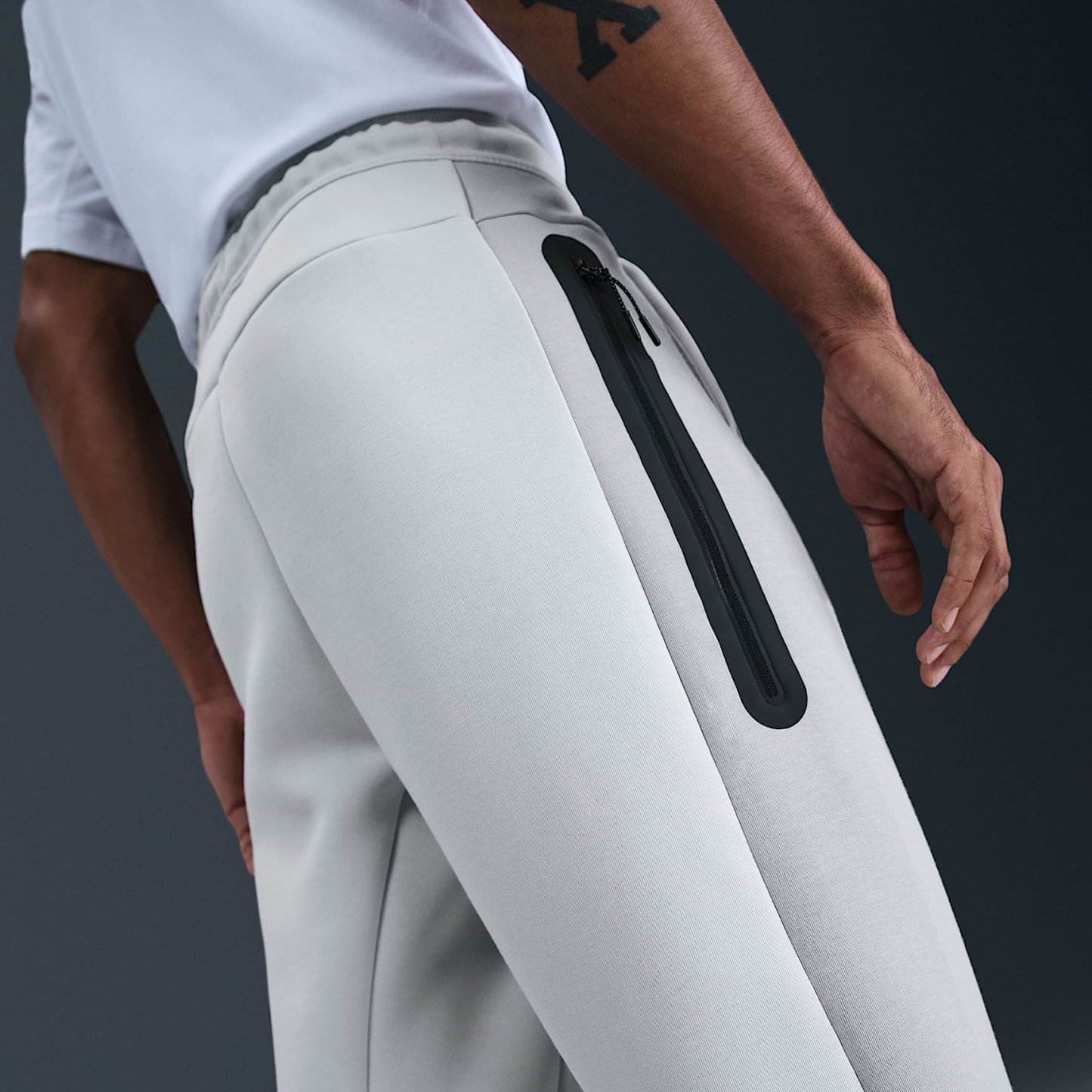 Nike Tech - Nike Tech Fleece-Hose mit offenem Saum und Farbblock-Design (Herren)